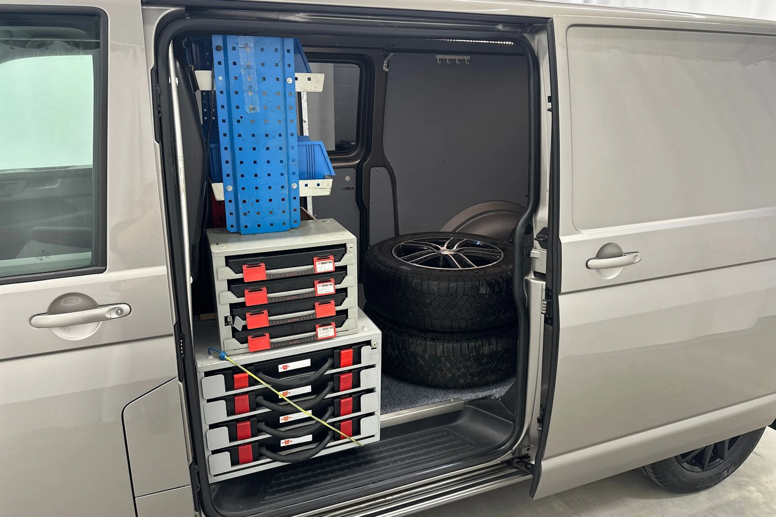 ruskea (beige) Volkswagen Transporter 2020 kuva 26.
