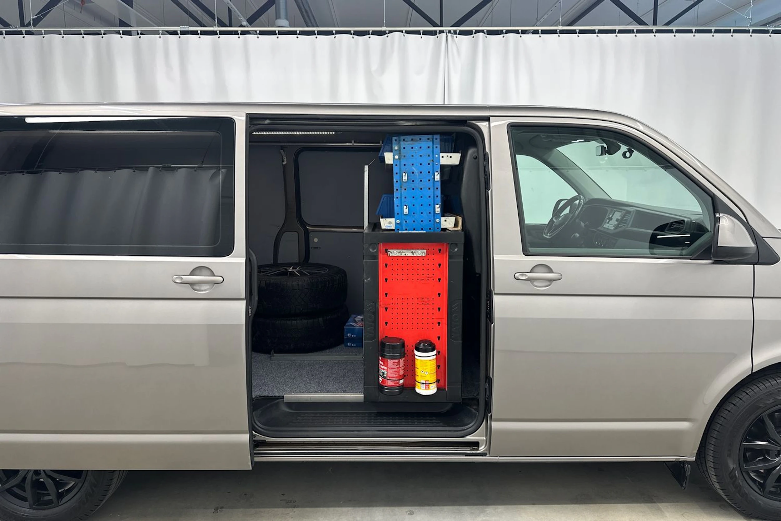 ruskea (beige) Volkswagen Transporter 2020 kuva 28.