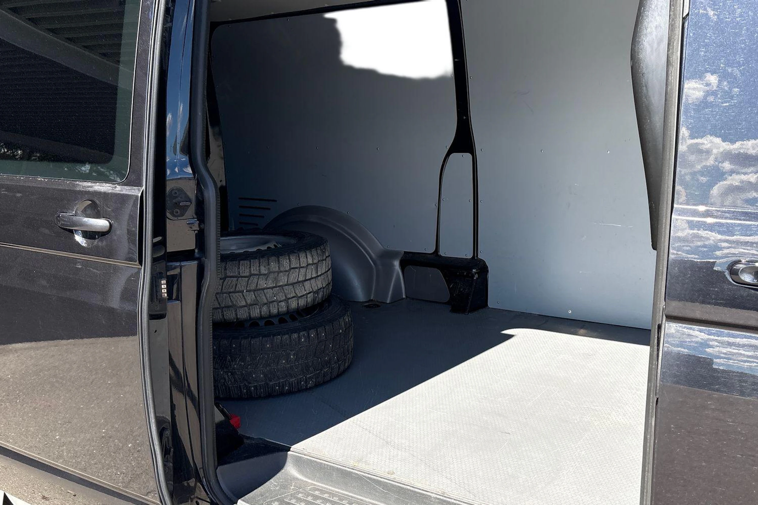 Musta Volkswagen TRANSPORTER 2020 kuva 11.