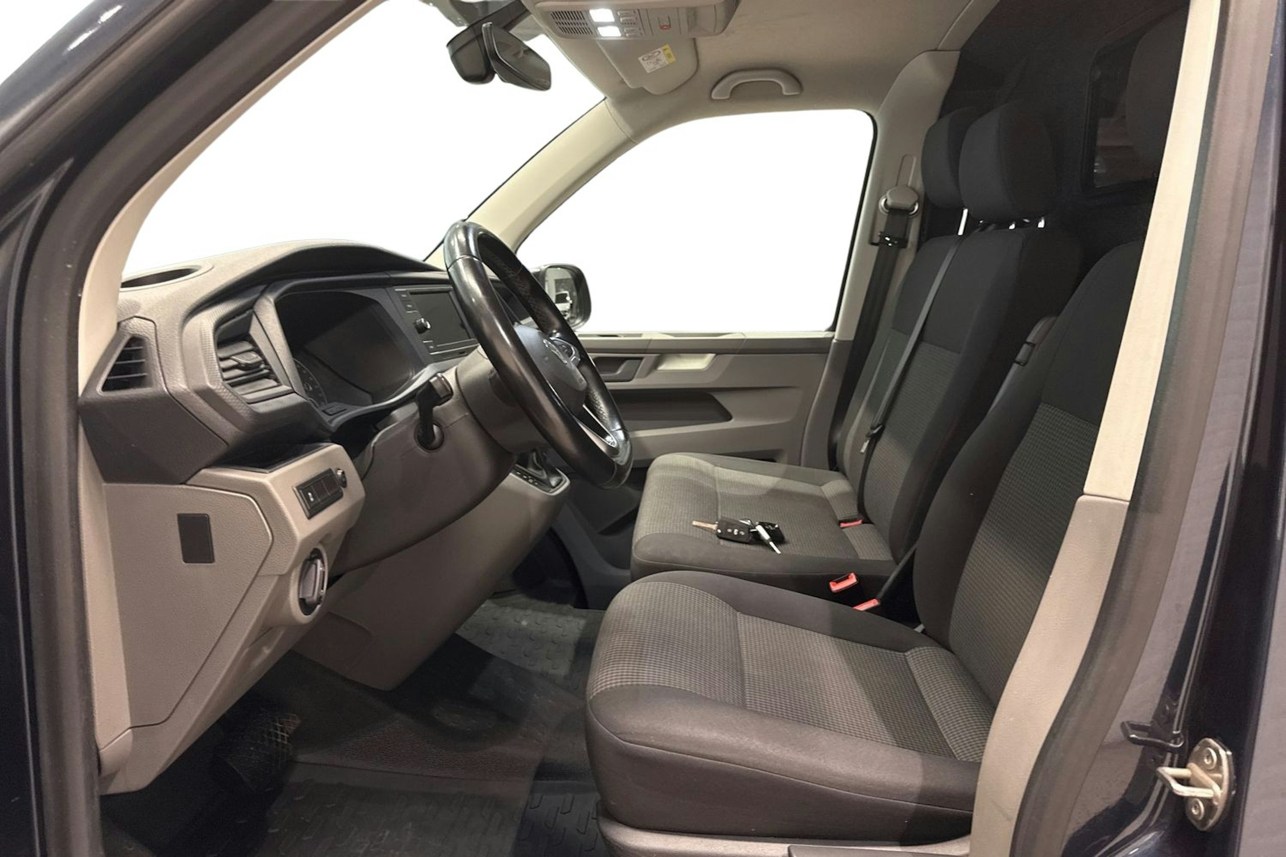 sininen Volkswagen Transporter 2020 kuva 9.