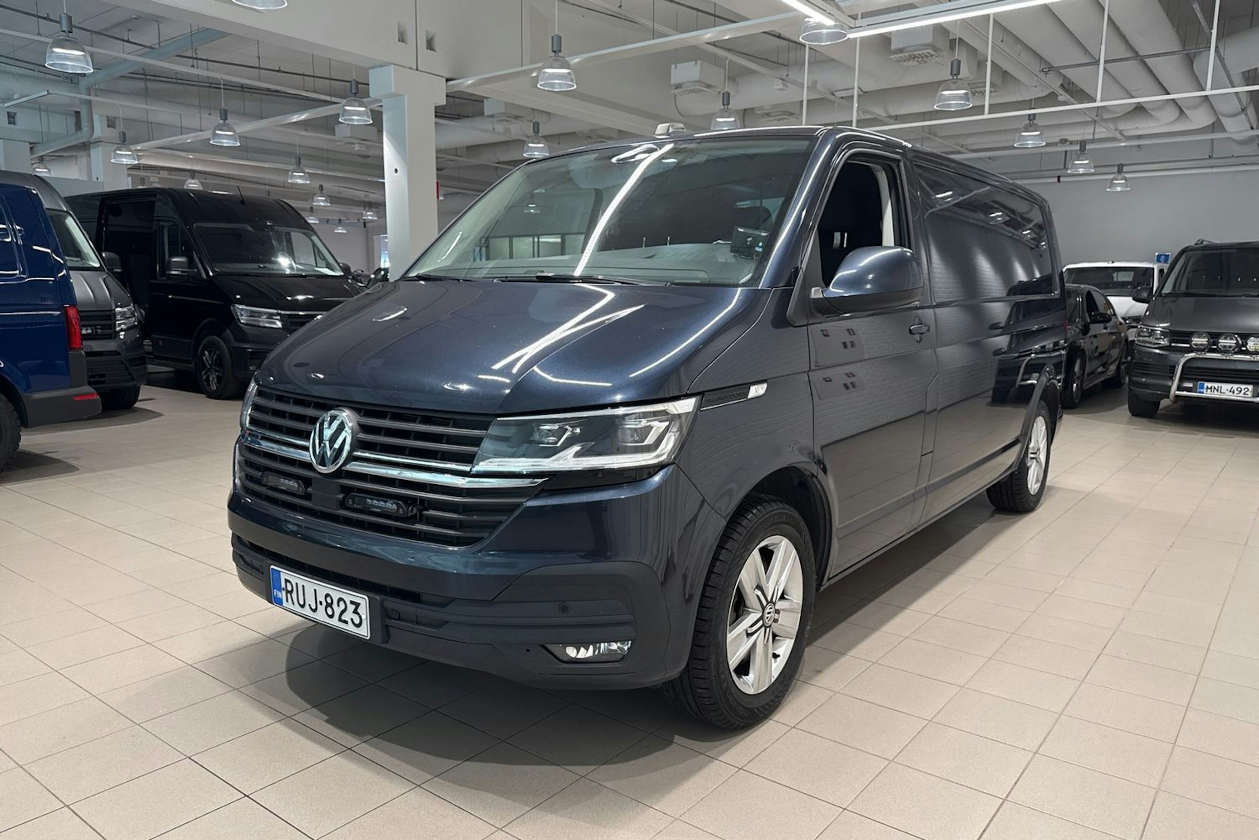 sininen Volkswagen Transporter 2020 kuva 13.