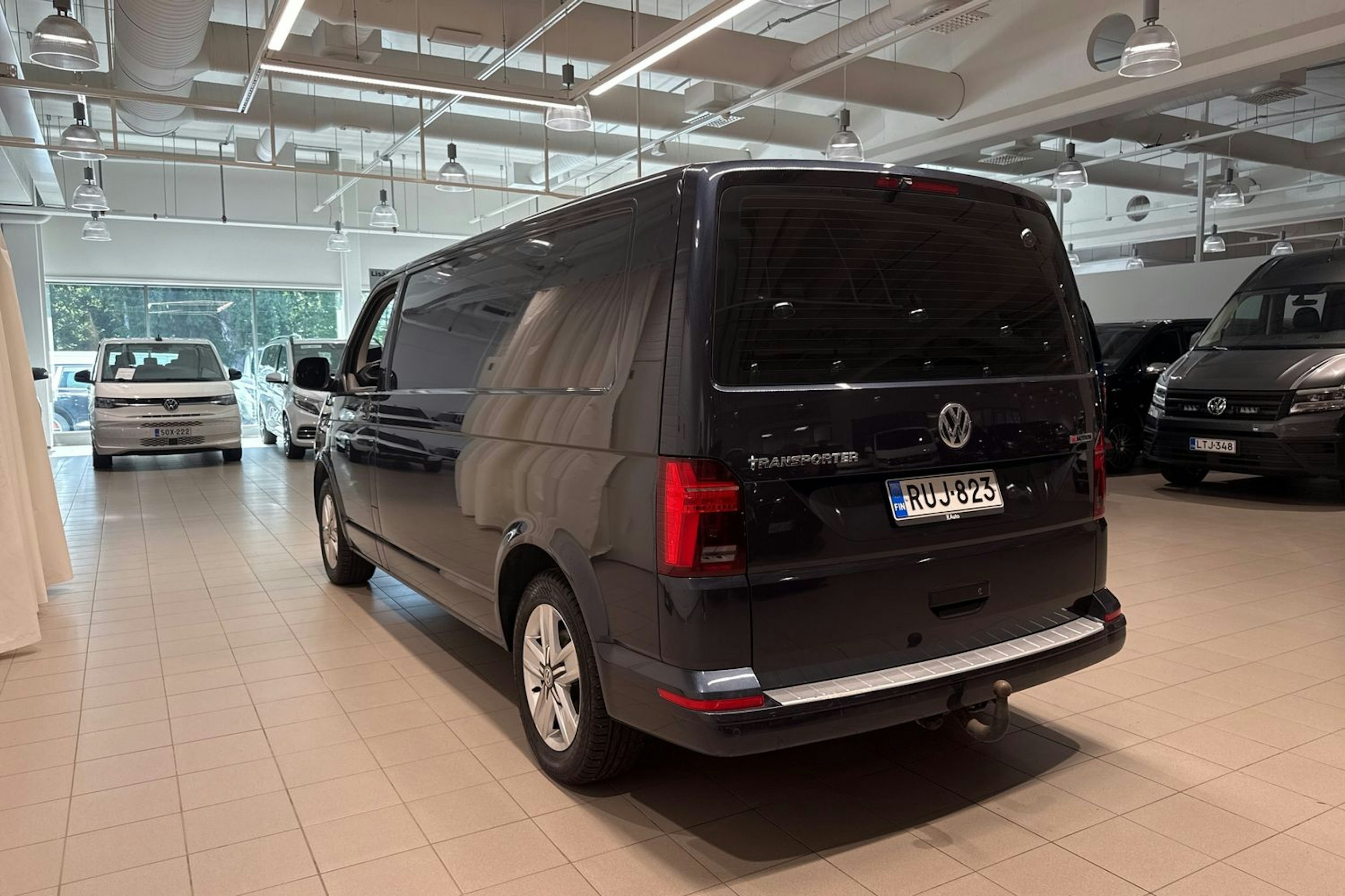 sininen Volkswagen Transporter 2020 kuva 14.