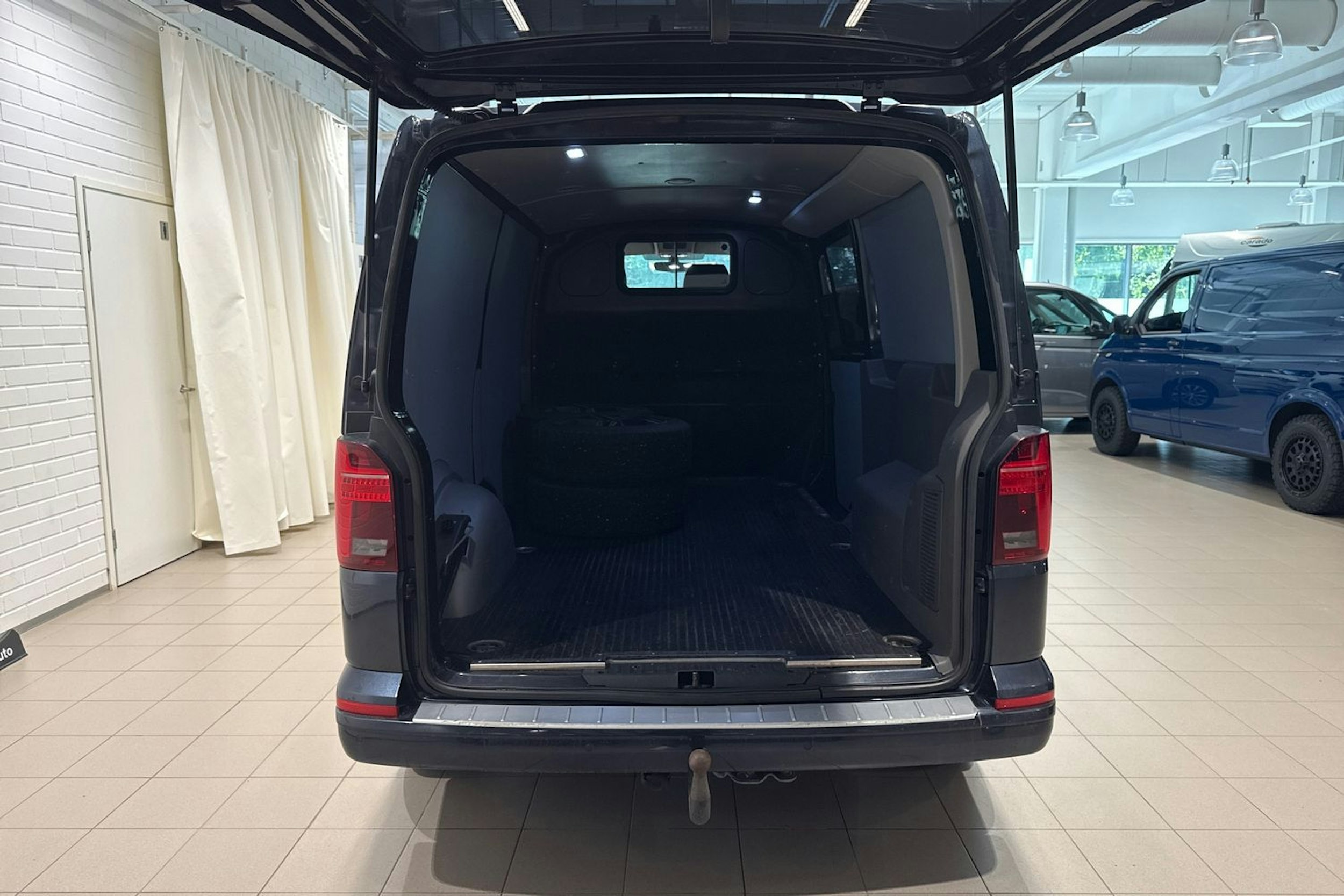 sininen Volkswagen Transporter 2020 kuva 15.