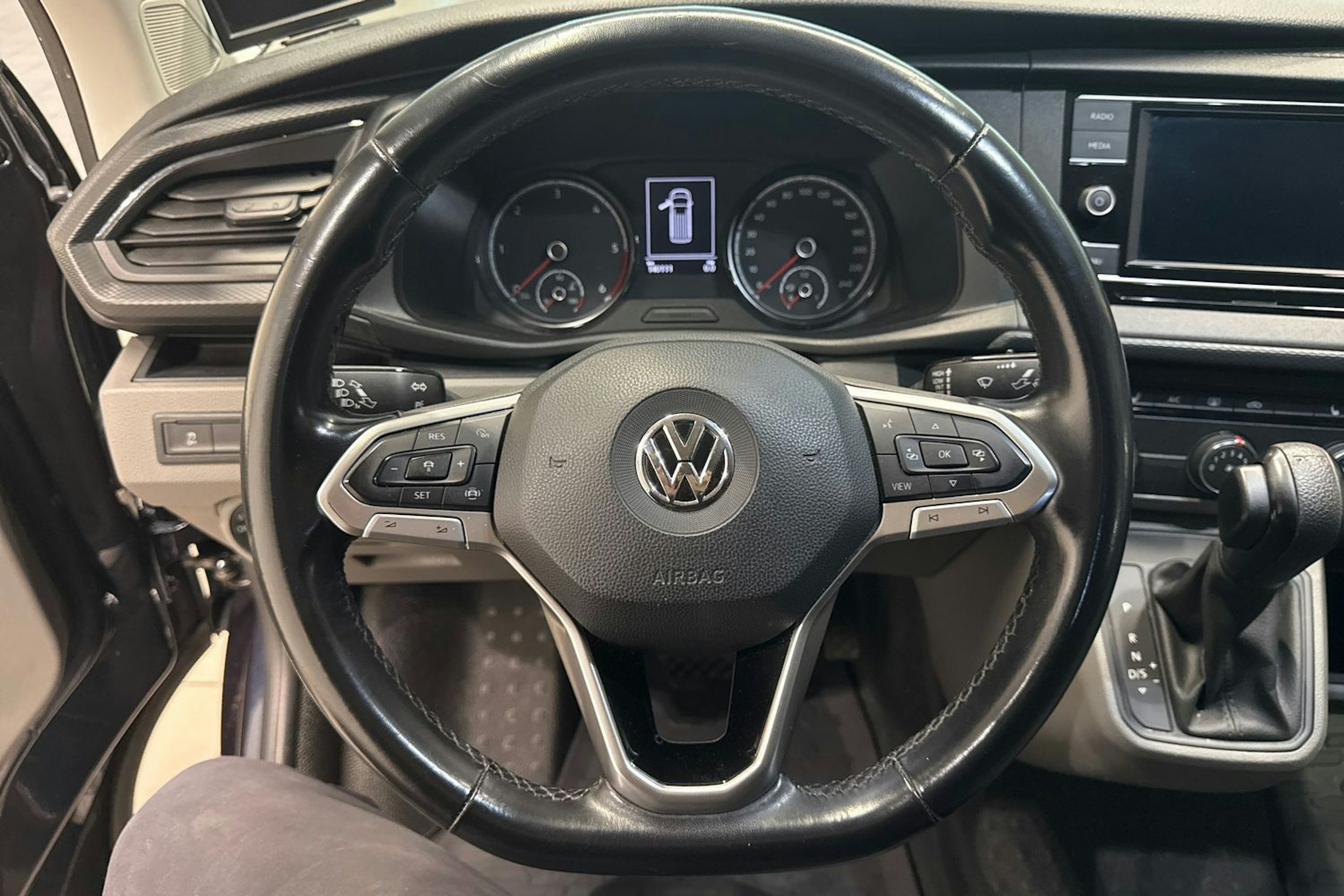 sininen Volkswagen Transporter 2020 kuva 17.
