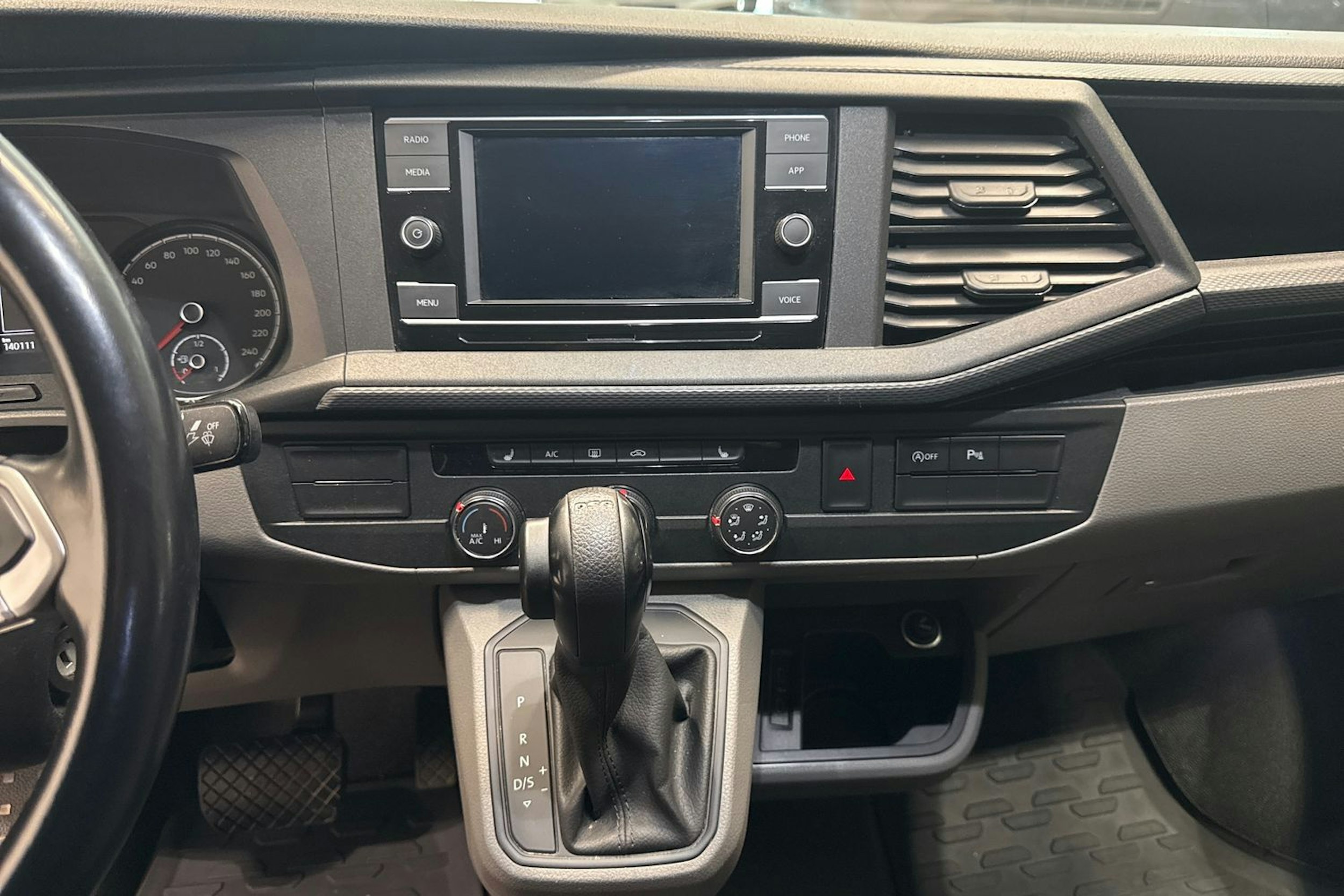 sininen Volkswagen Transporter 2020 kuva 20.