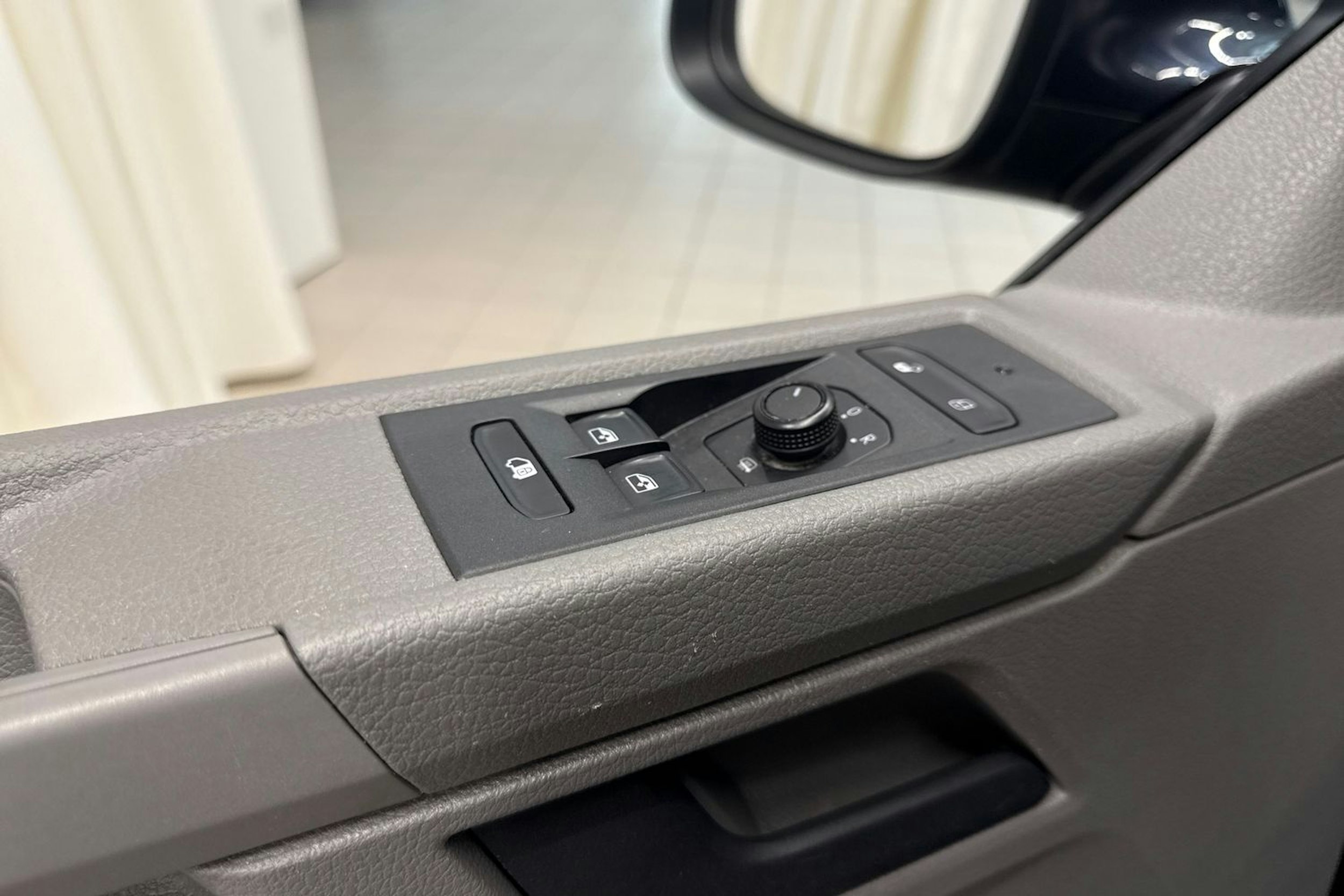 sininen Volkswagen Transporter 2020 kuva 22.