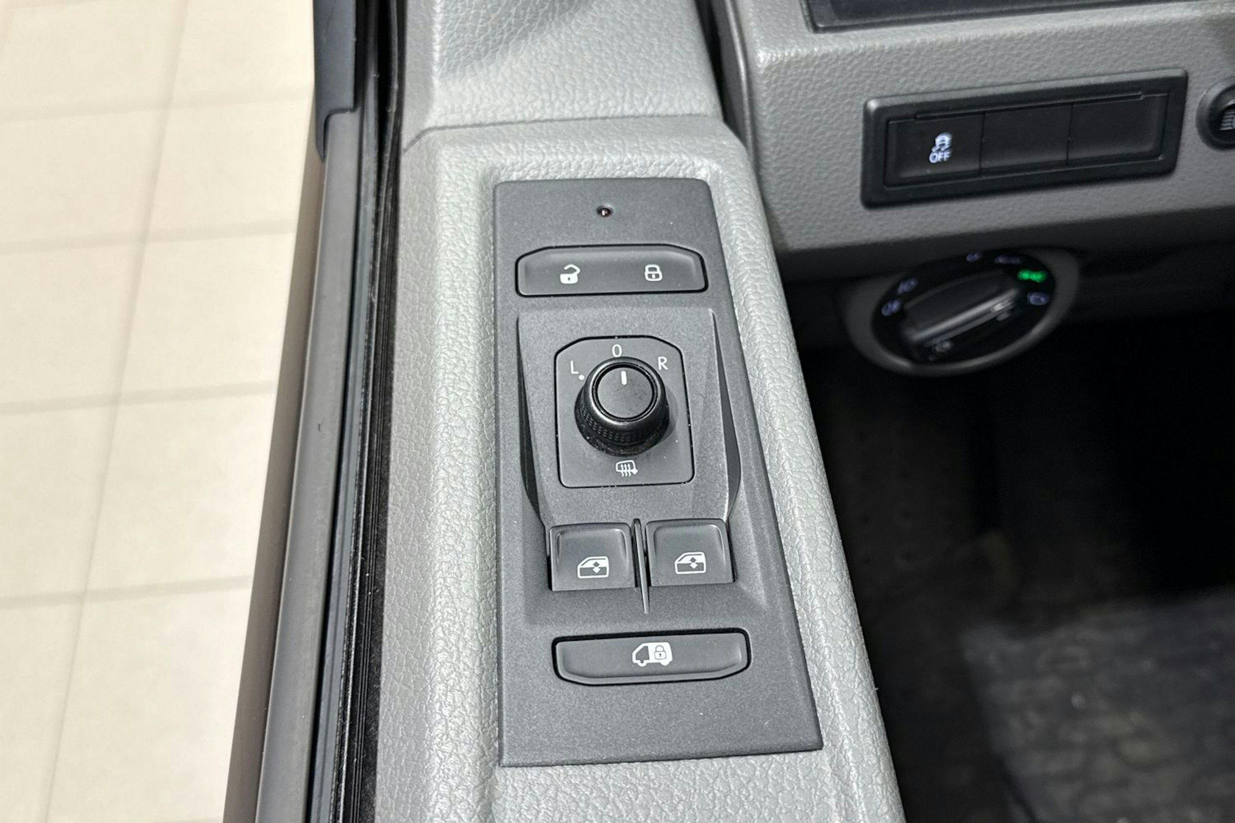 sininen Volkswagen Transporter 2020 kuva 26.