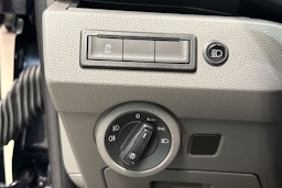 sininen Volkswagen Transporter 2020 kuva 27.