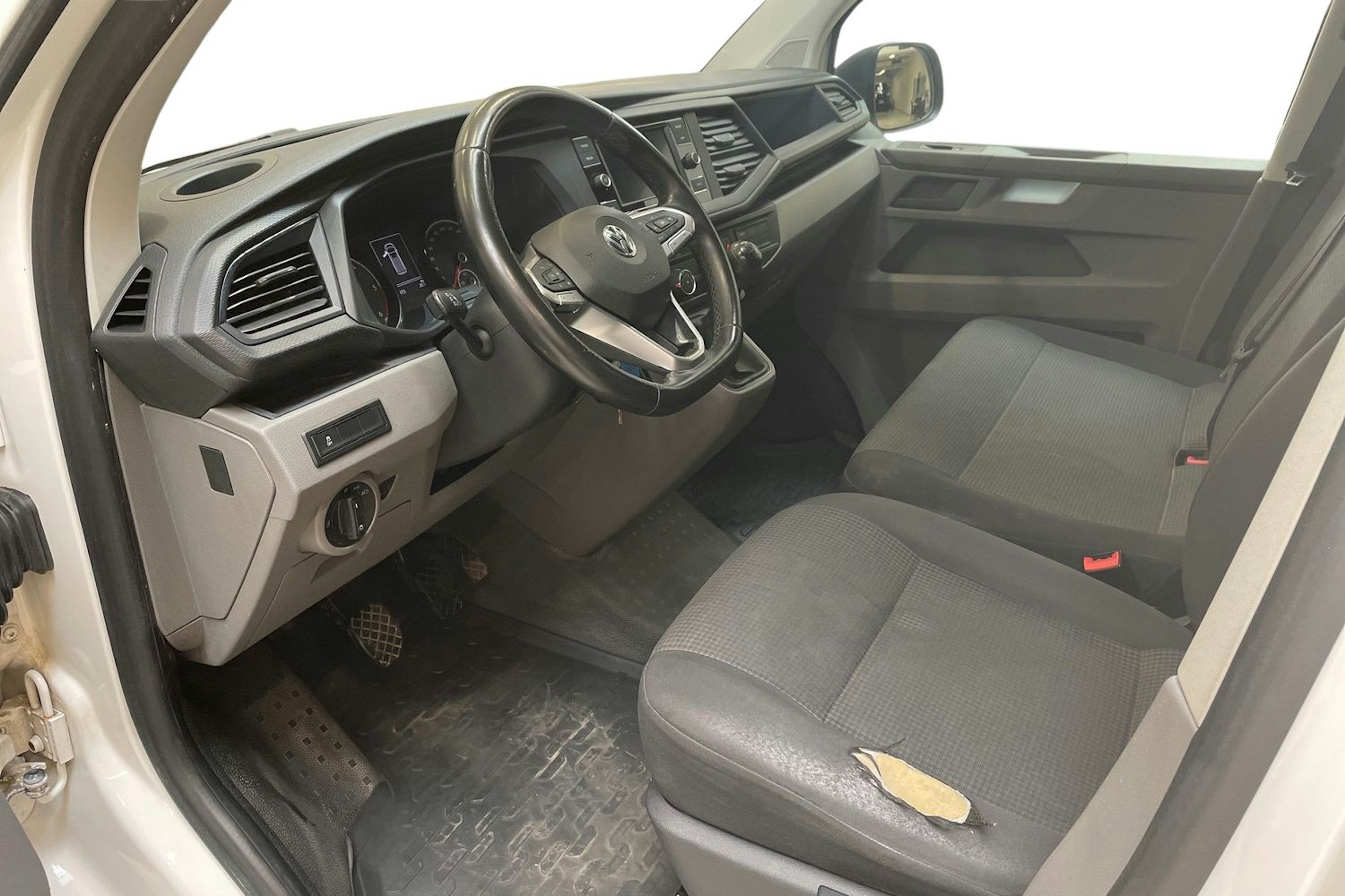 valkoinen Volkswagen Transporter 2020 kuva 7.