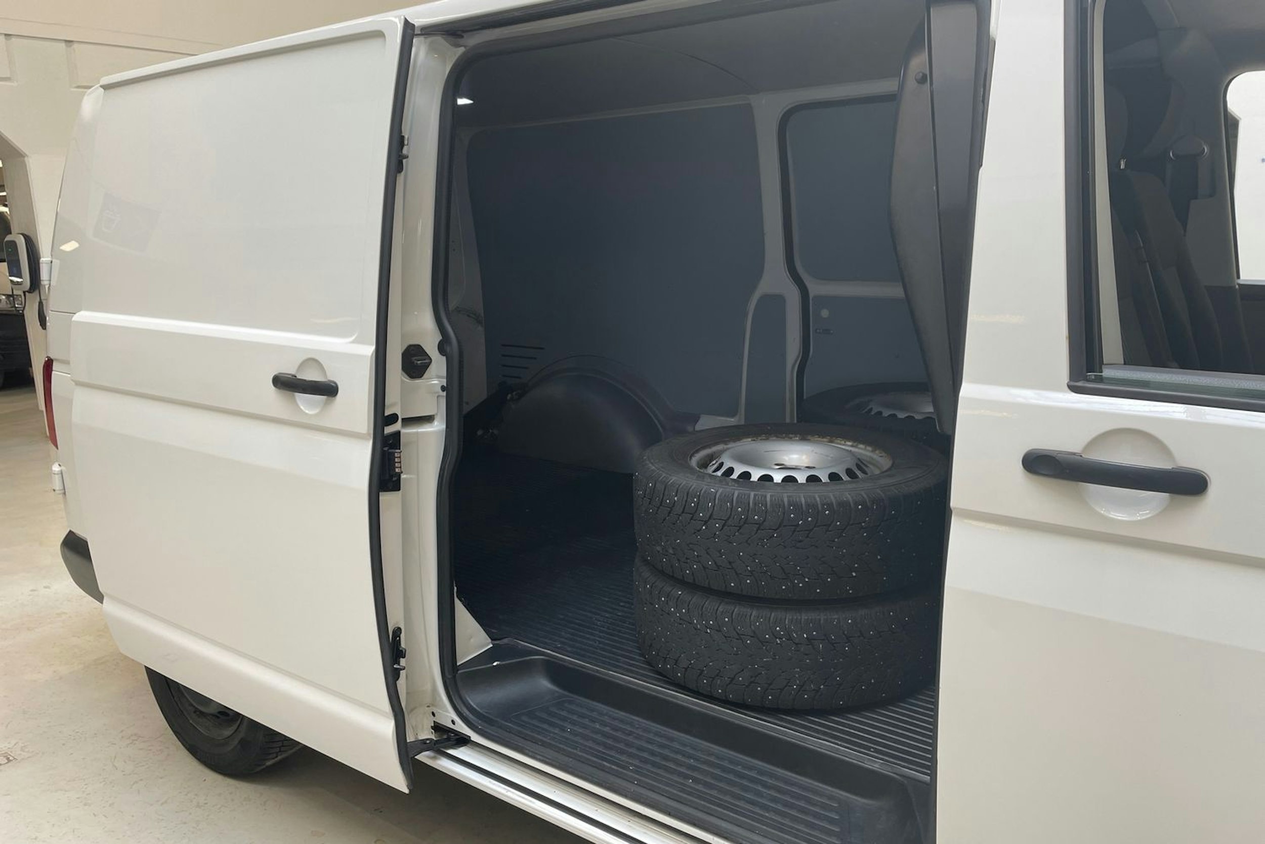 valkoinen Volkswagen Transporter 2020 kuva 13.