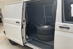 valkoinen Volkswagen Transporter 2020 kuva 13.