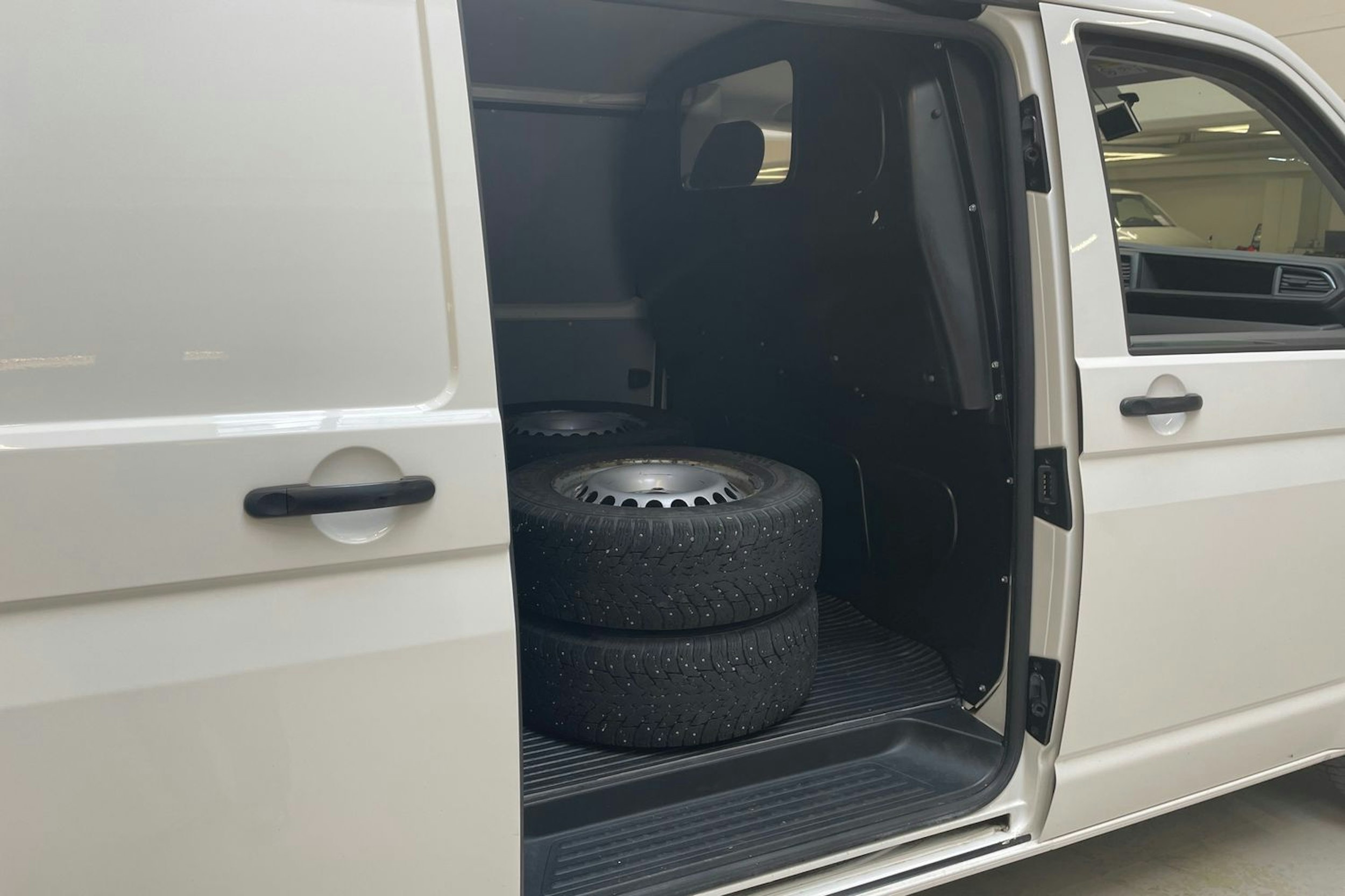 valkoinen Volkswagen Transporter 2020 kuva 14.