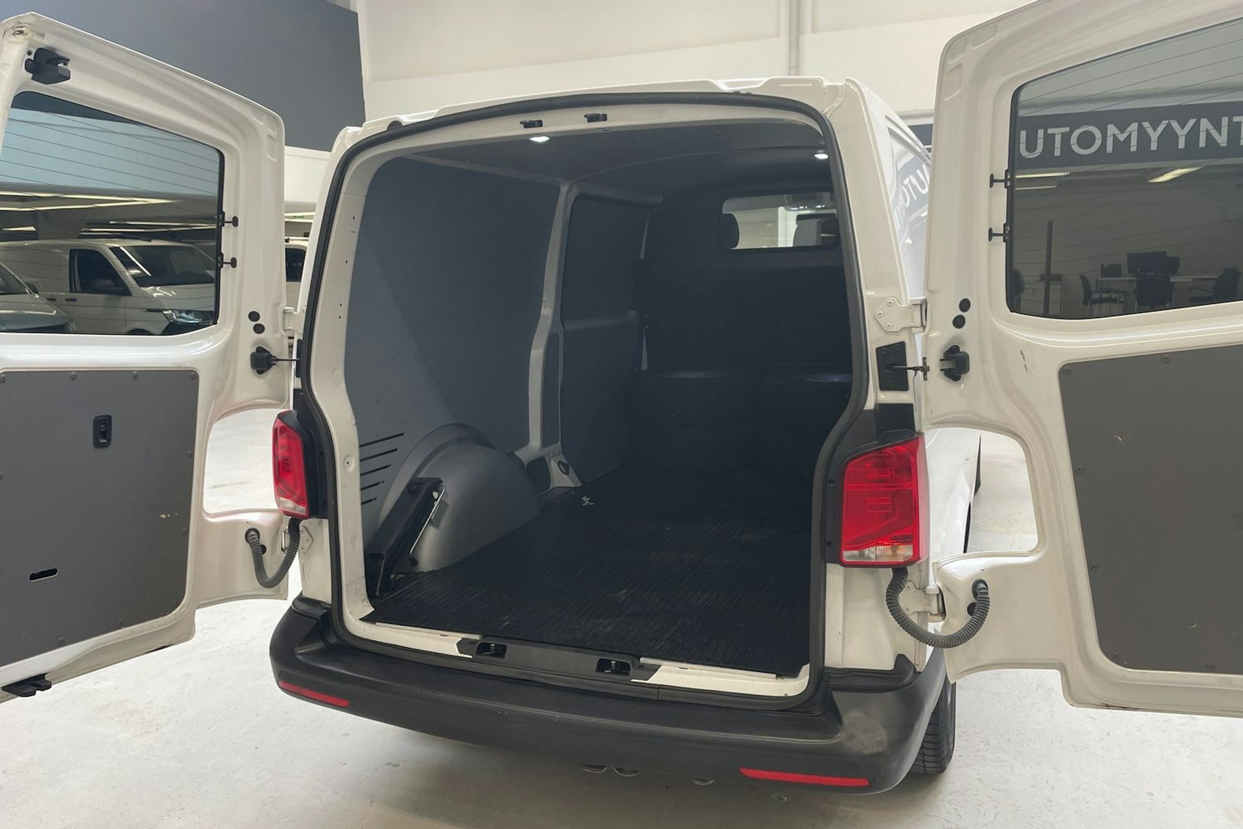 valkoinen Volkswagen Transporter 2020 kuva 15.