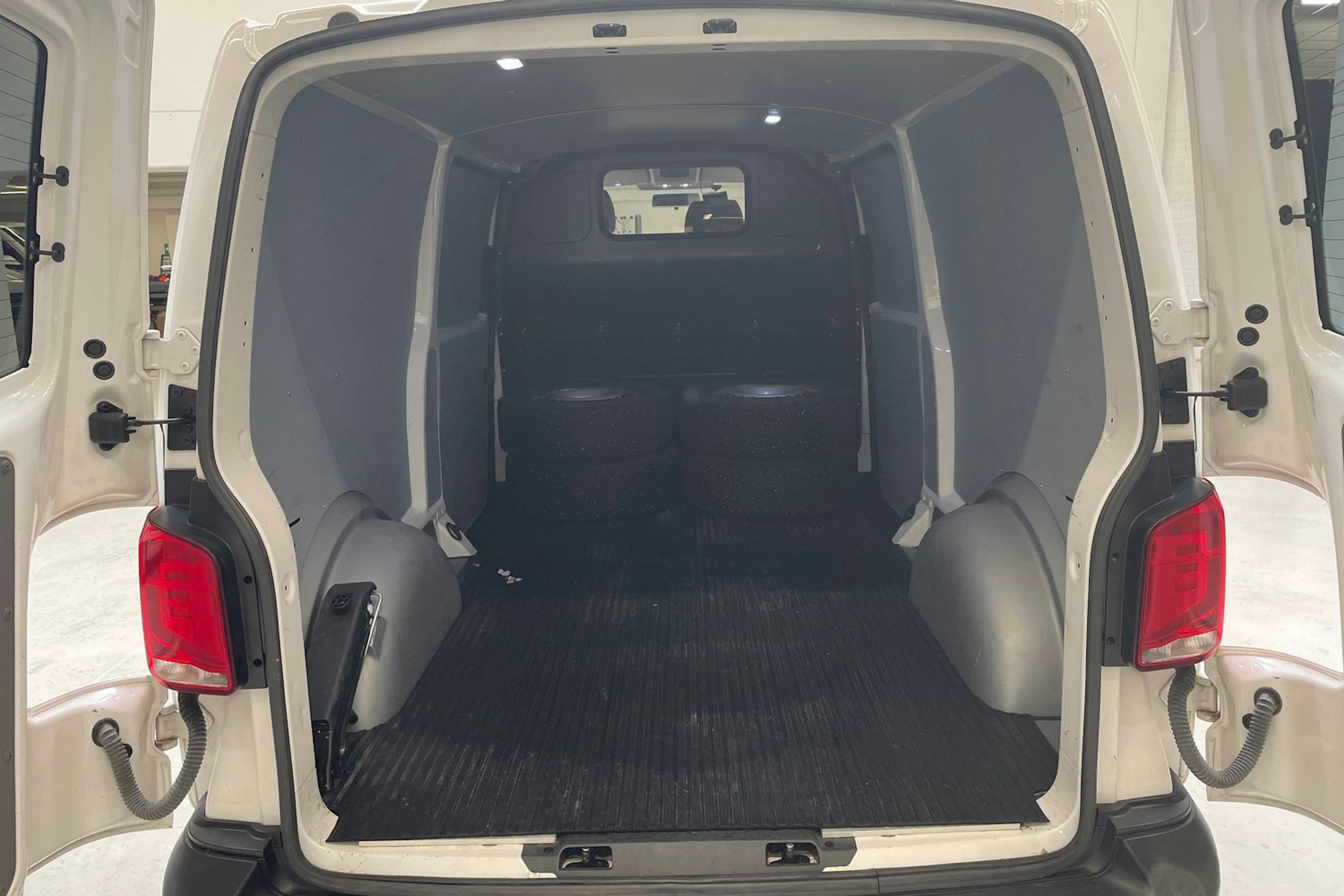 valkoinen Volkswagen Transporter 2020 kuva 16.