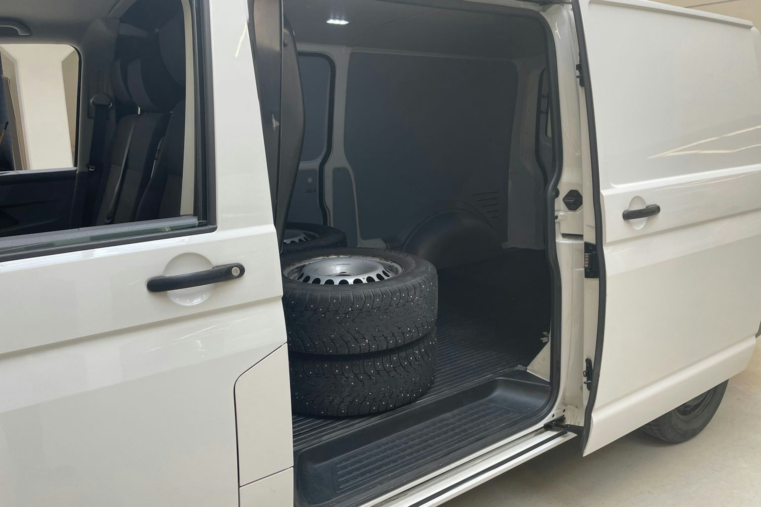 valkoinen Volkswagen Transporter 2020 kuva 17.