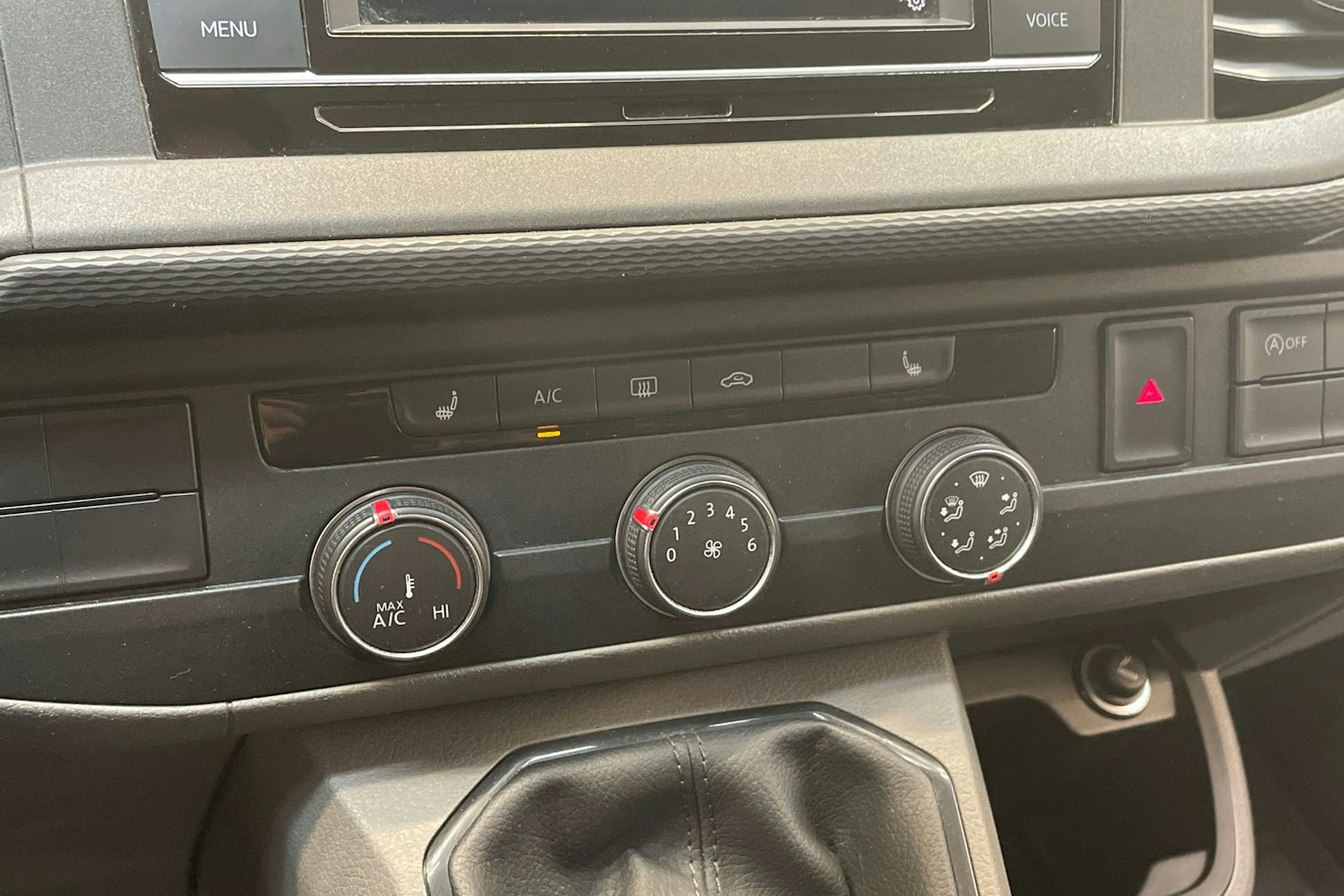 valkoinen Volkswagen Transporter 2020 kuva 22.