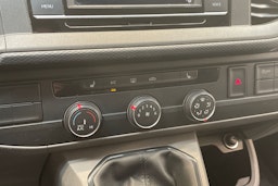 valkoinen Volkswagen Transporter 2020 kuva 22.