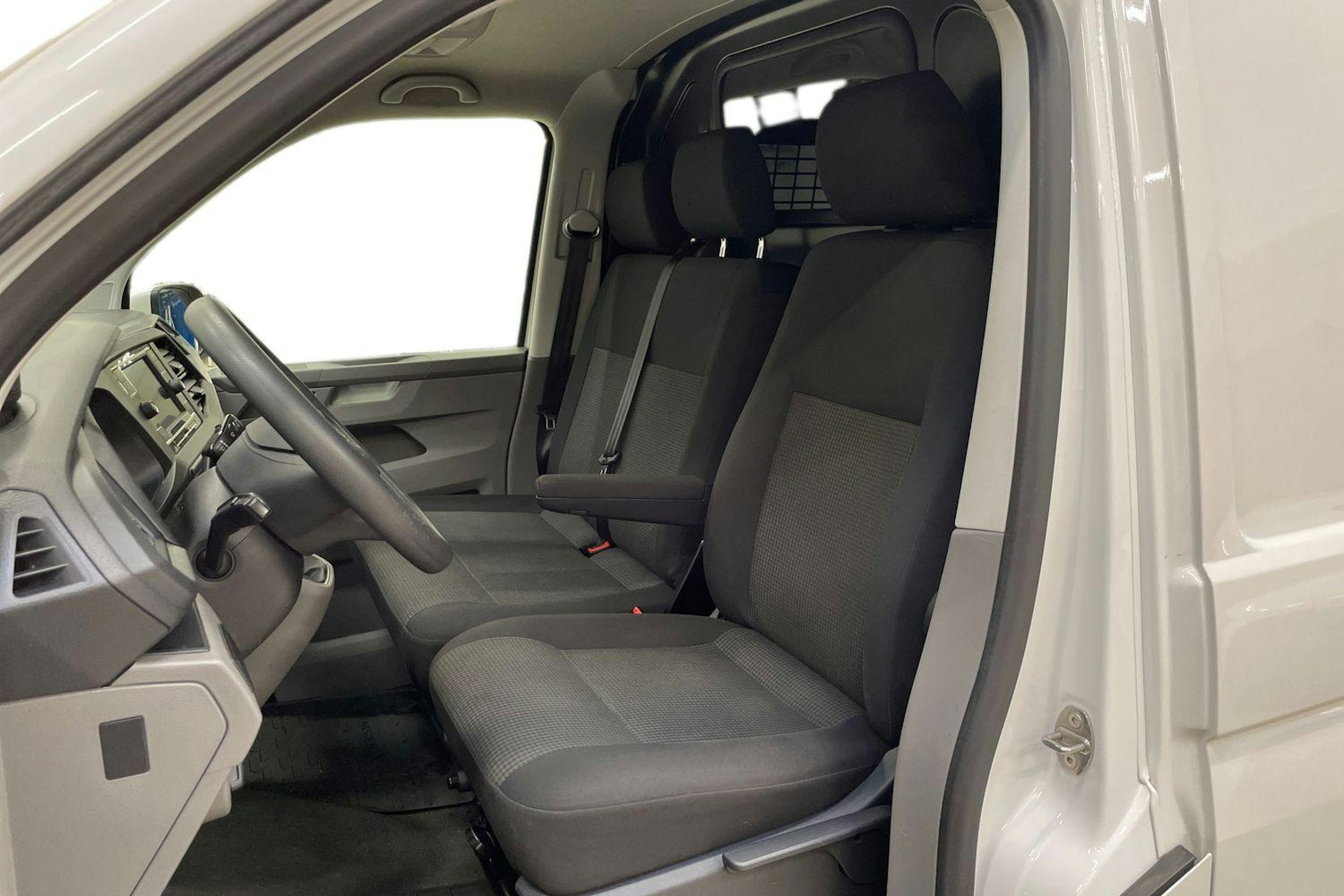 valkoinen Volkswagen Transporter 2020 kuva 8.