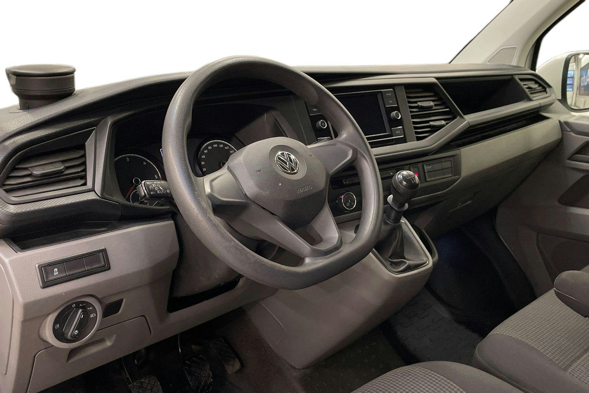 valkoinen Volkswagen Transporter 2020 kuva 9.