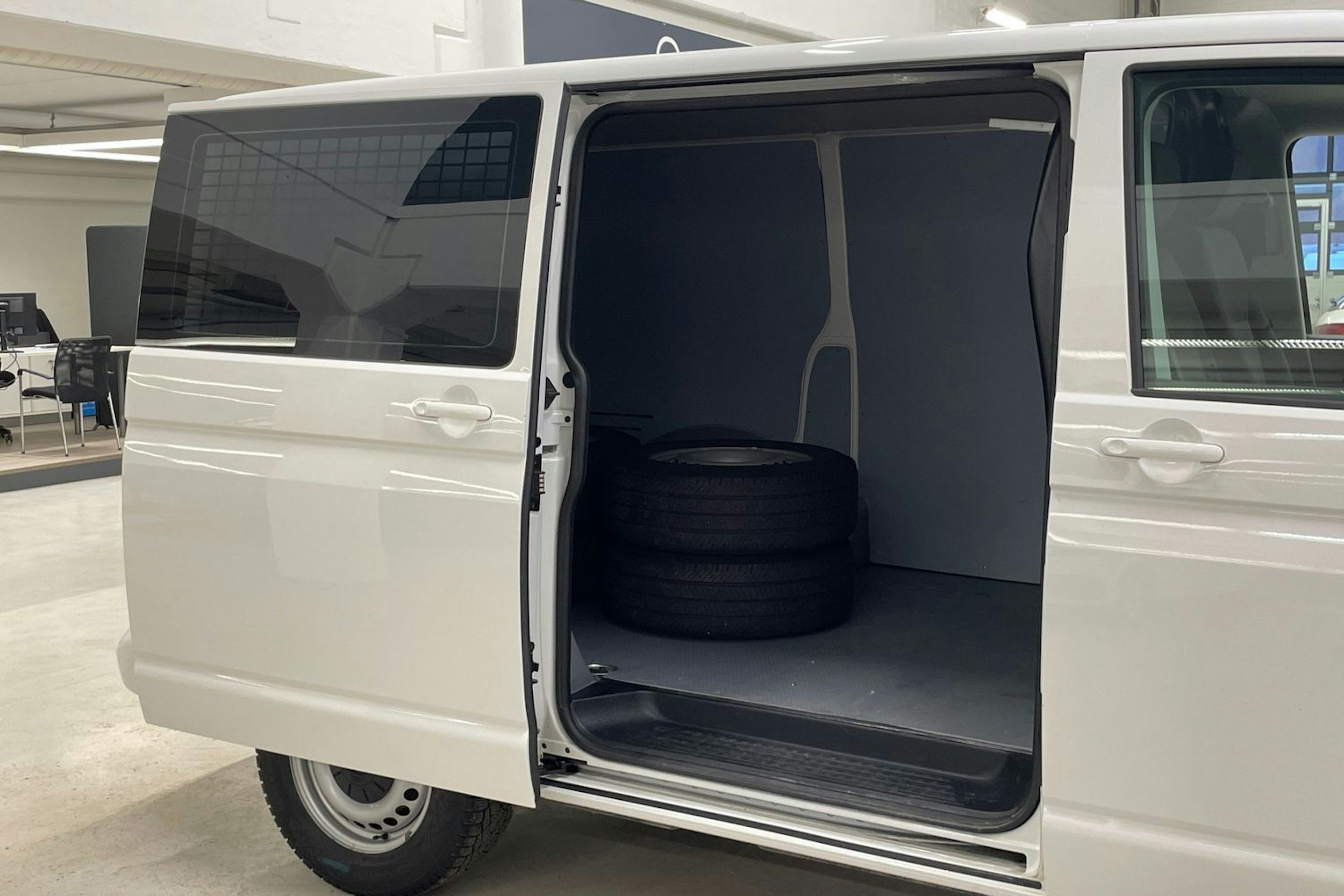 valkoinen Volkswagen Transporter 2020 kuva 12.