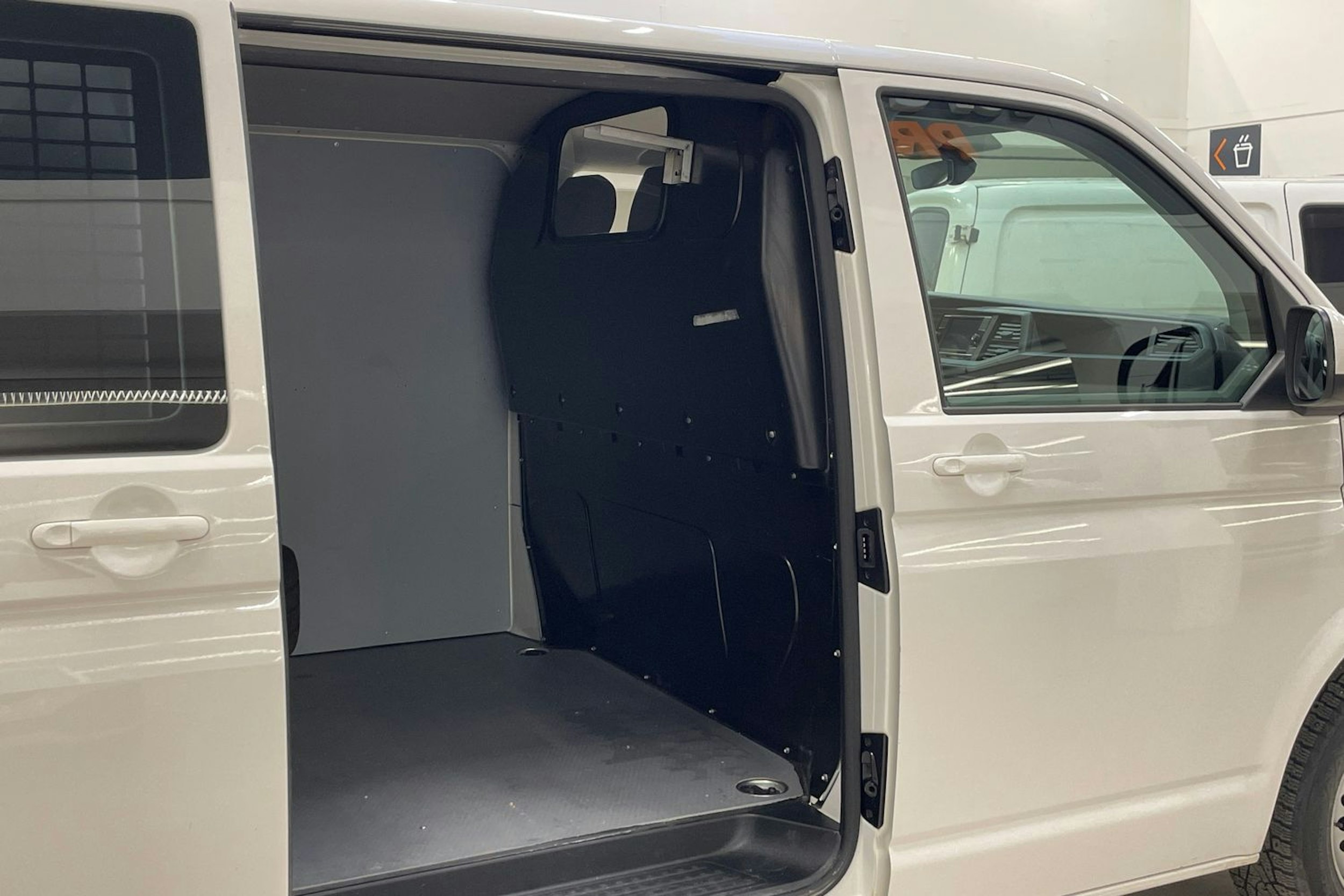 valkoinen Volkswagen Transporter 2020 kuva 14.