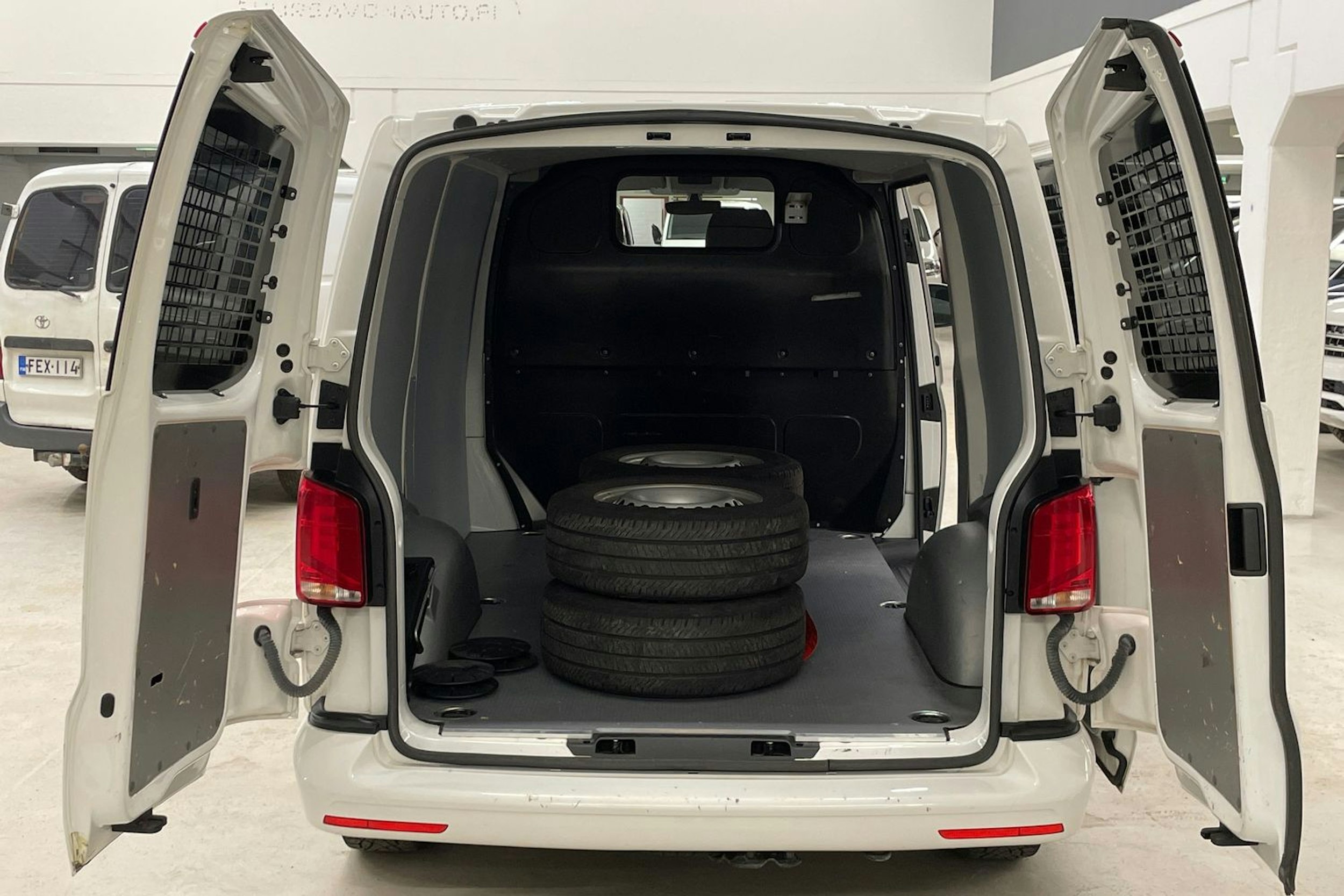 valkoinen Volkswagen Transporter 2020 kuva 15.