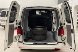 valkoinen Volkswagen Transporter 2020 kuva 15.