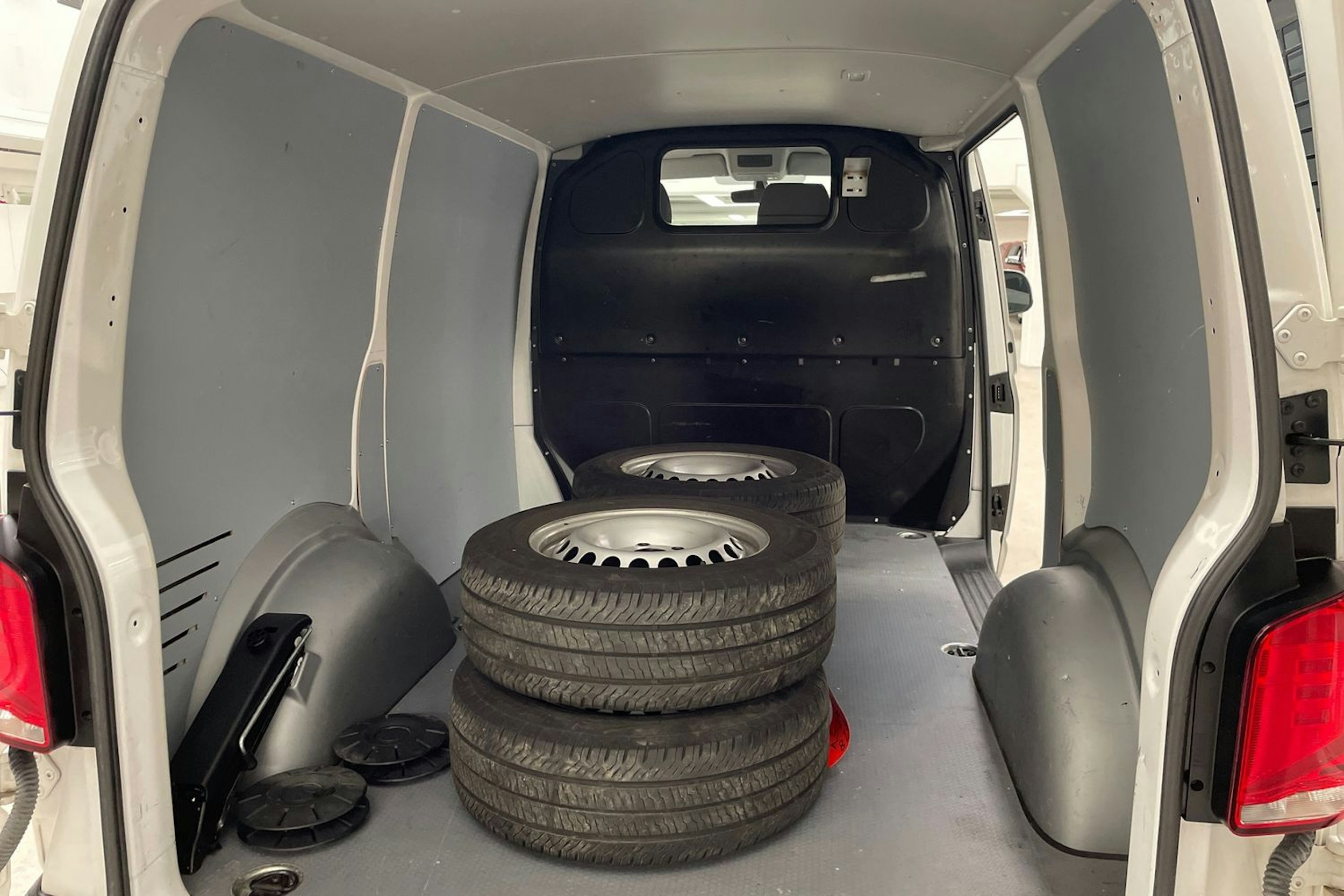 valkoinen Volkswagen Transporter 2020 kuva 16.