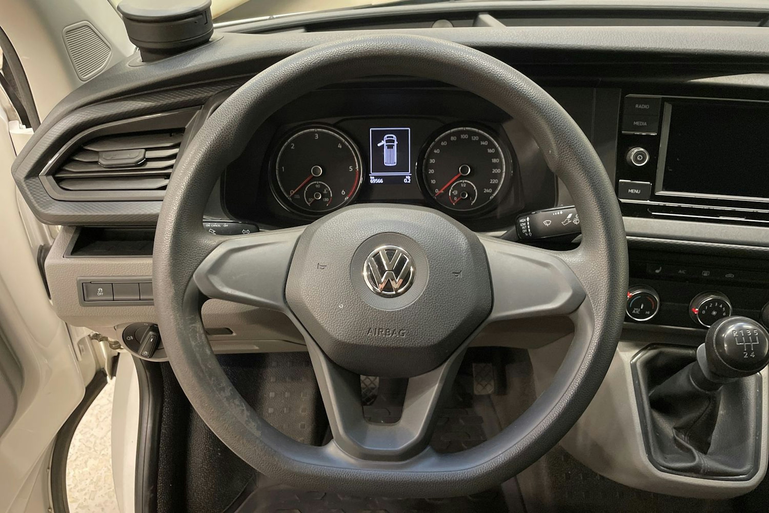 valkoinen Volkswagen Transporter 2020 kuva 17.