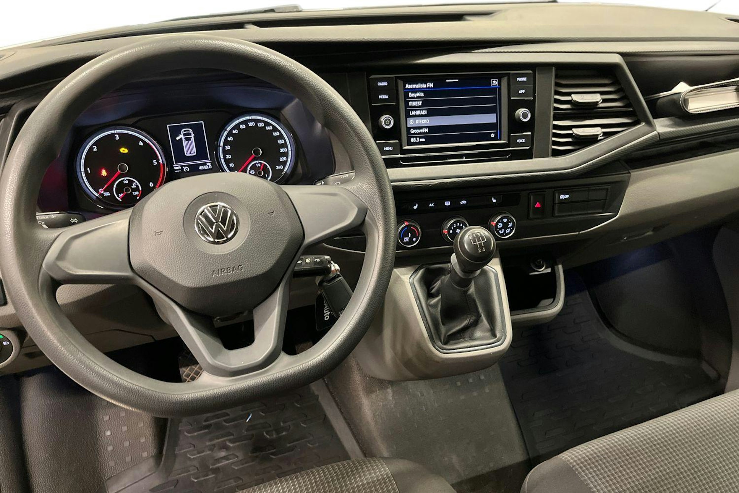 valkoinen Volkswagen Transporter 2020 kuva 9.