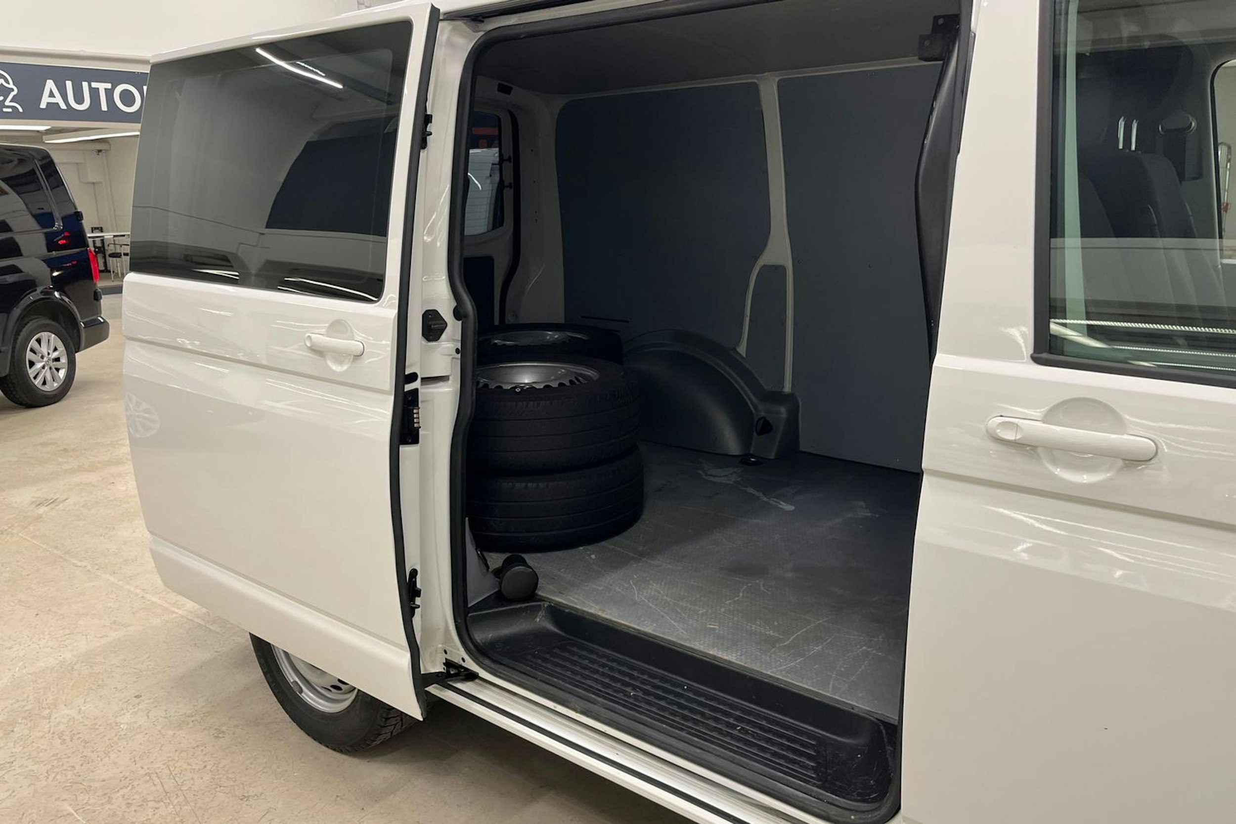 valkoinen Volkswagen Transporter 2020 kuva 13.