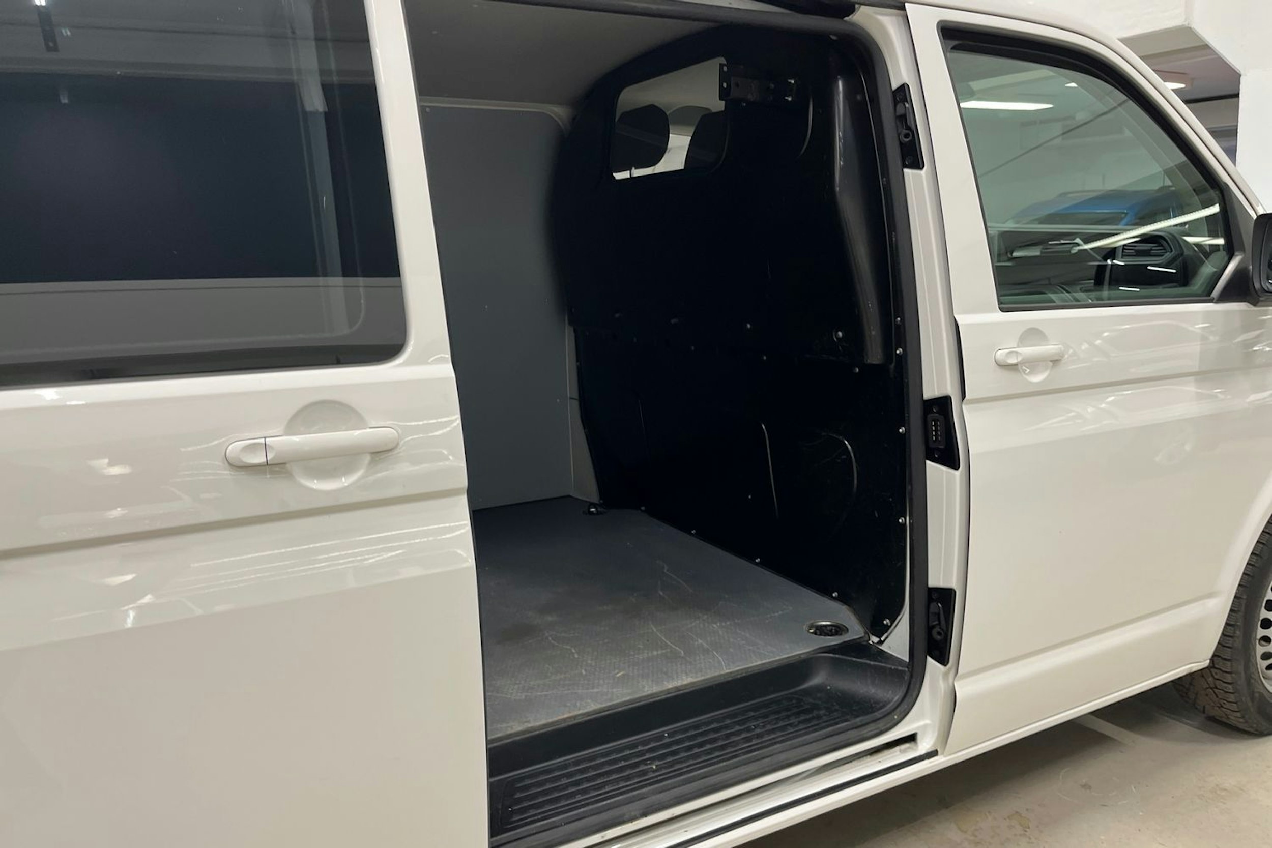 valkoinen Volkswagen Transporter 2020 kuva 15.