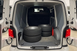 valkoinen Volkswagen Transporter 2020 kuva 16.