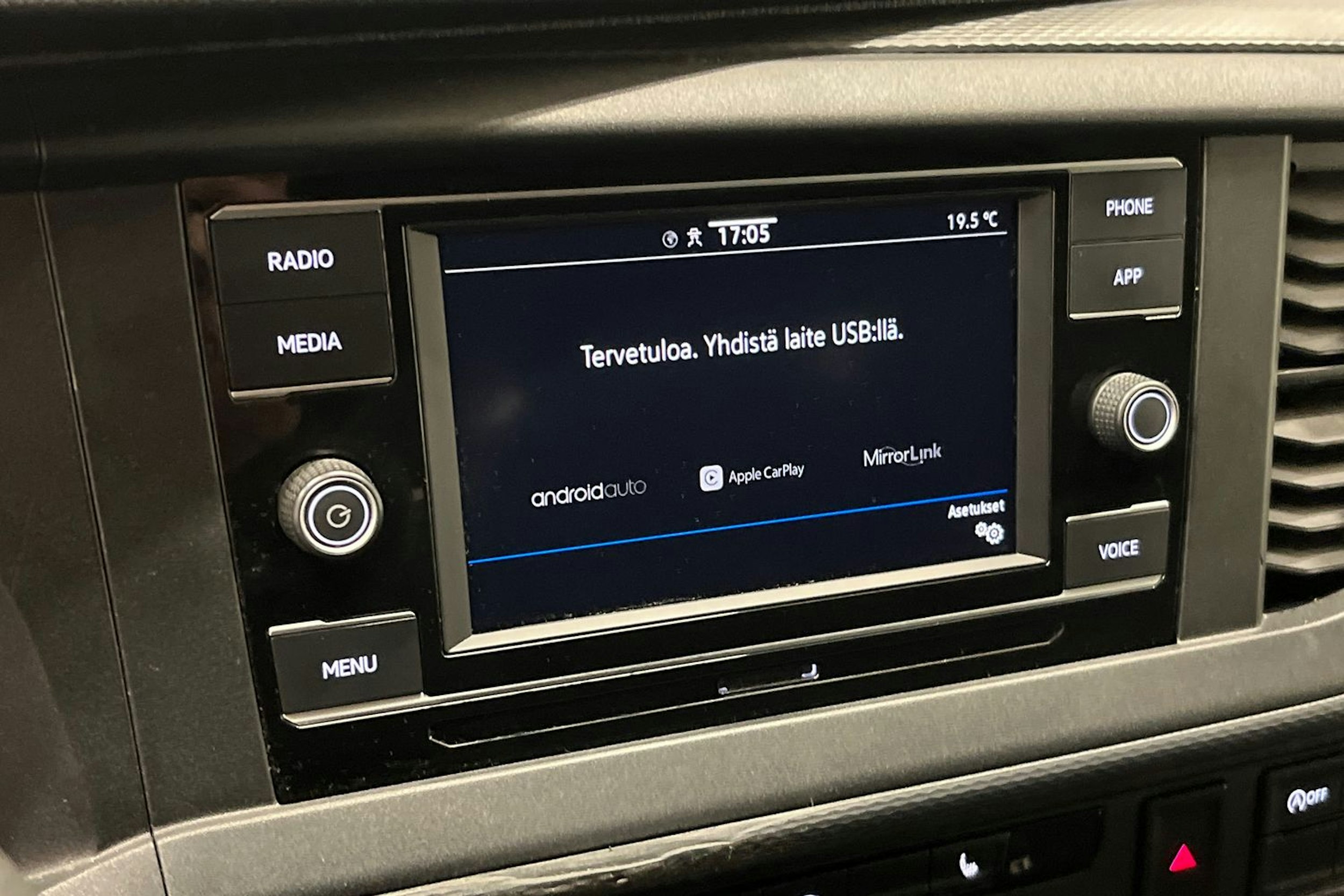 valkoinen Volkswagen Transporter 2020 kuva 18.