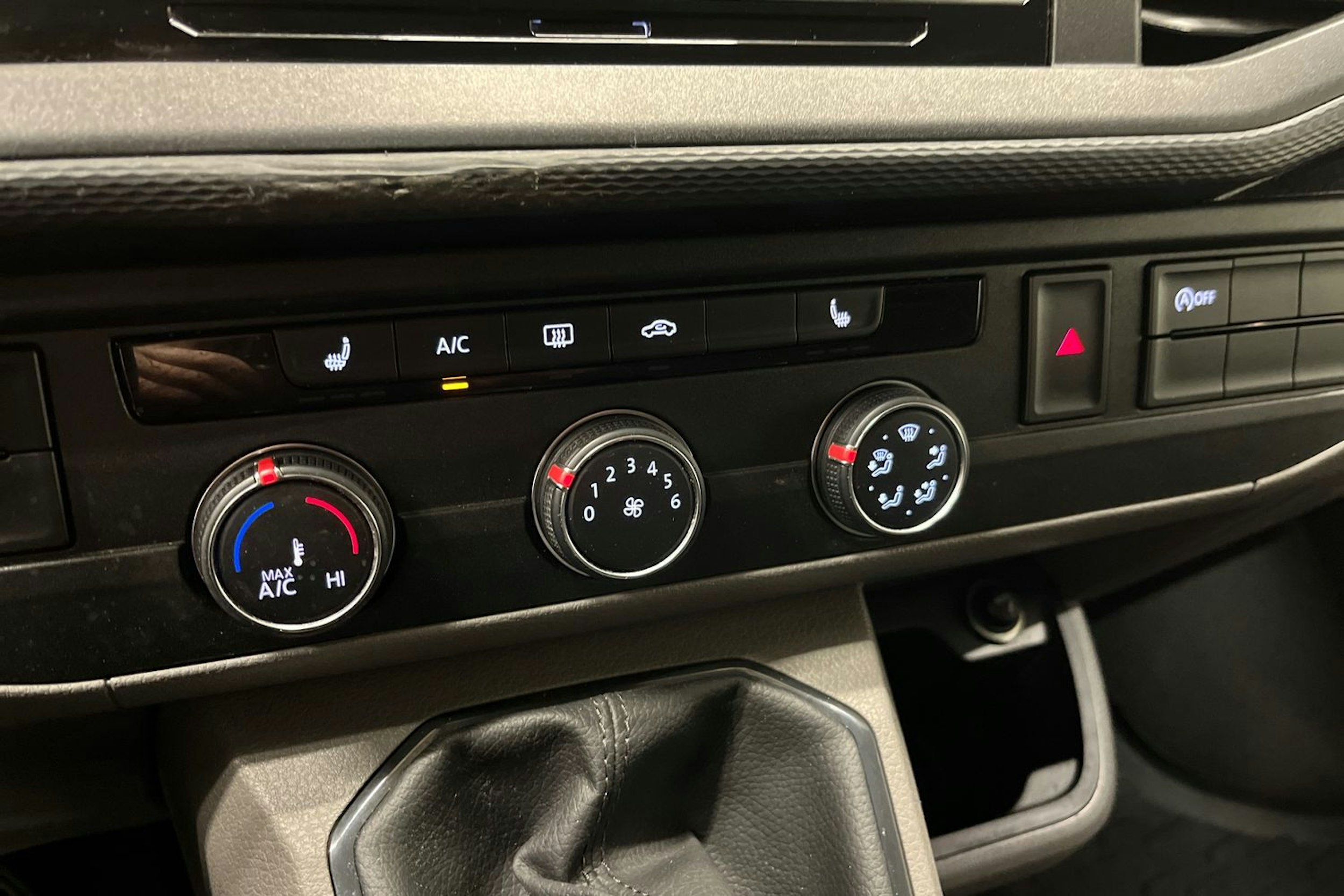 valkoinen Volkswagen Transporter 2020 kuva 19.