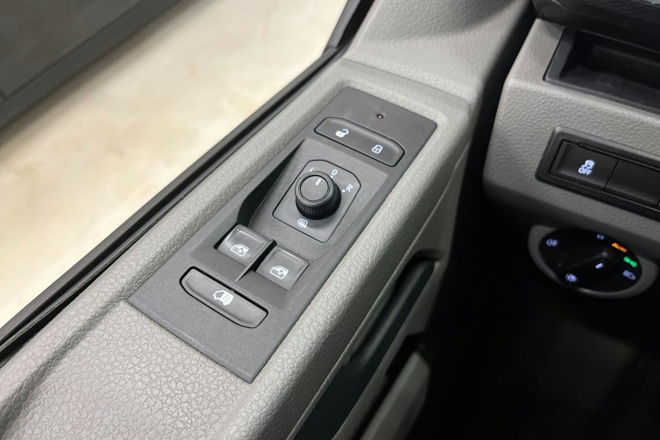 valkoinen Volkswagen Transporter 2020 kuva 20.