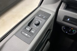 valkoinen Volkswagen Transporter 2020 kuva 20.