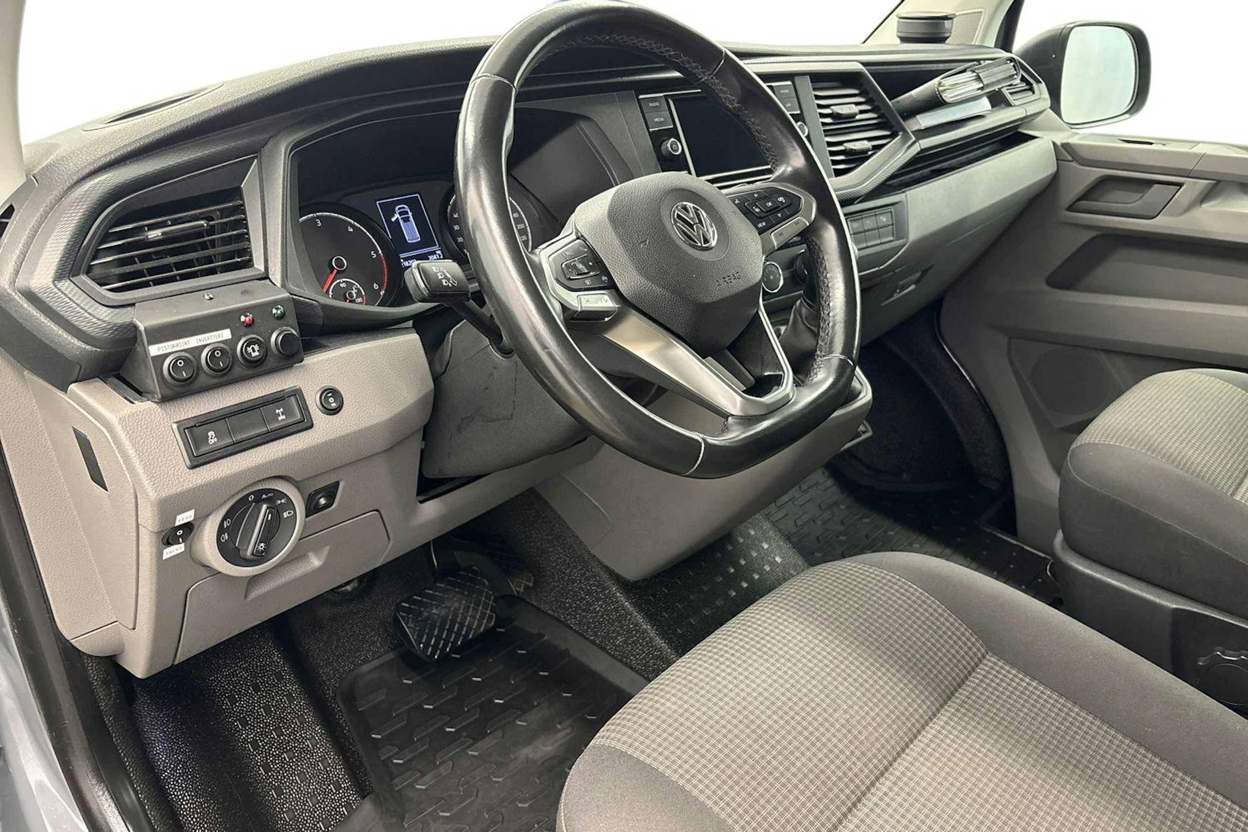 Harmaa Volkswagen Transporter 2020 kuva 7.