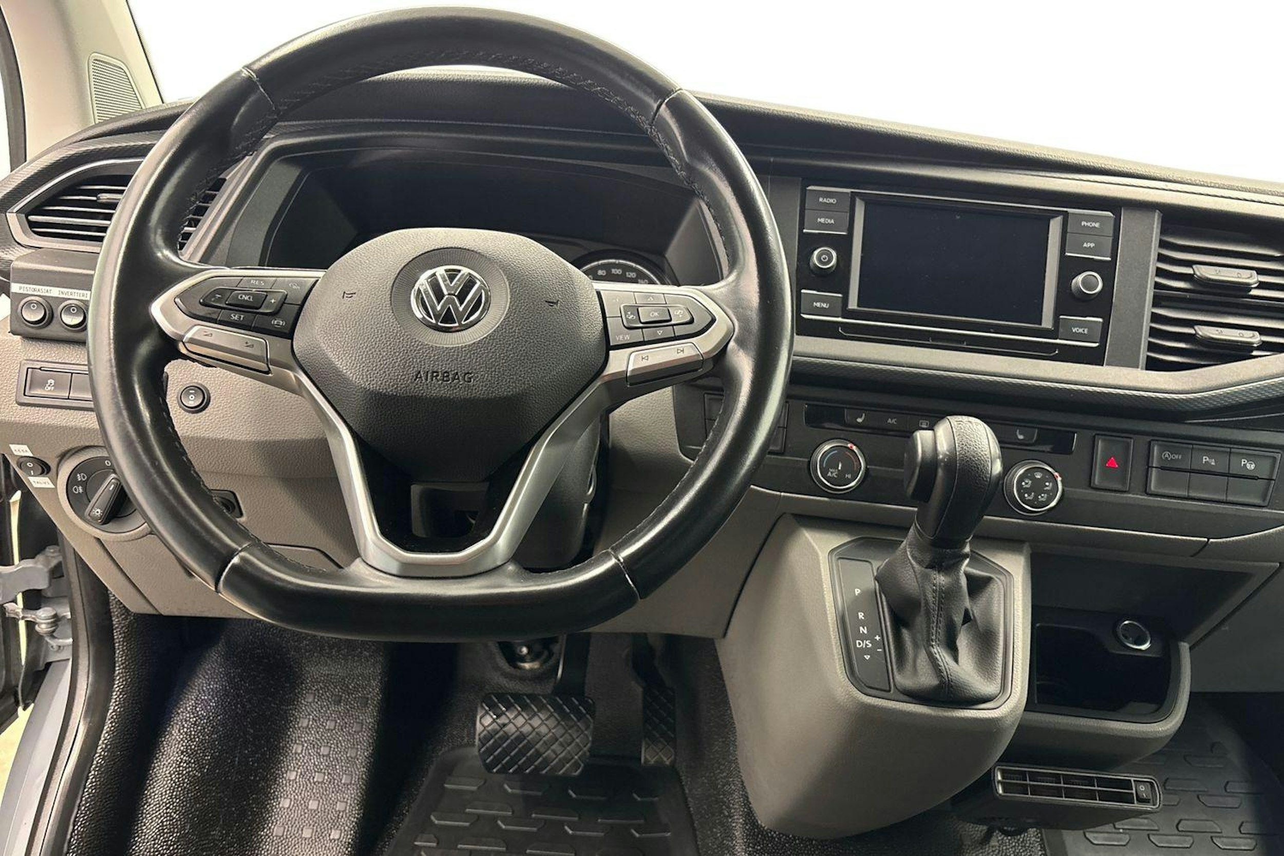 Harmaa Volkswagen Transporter 2020 kuva 9.