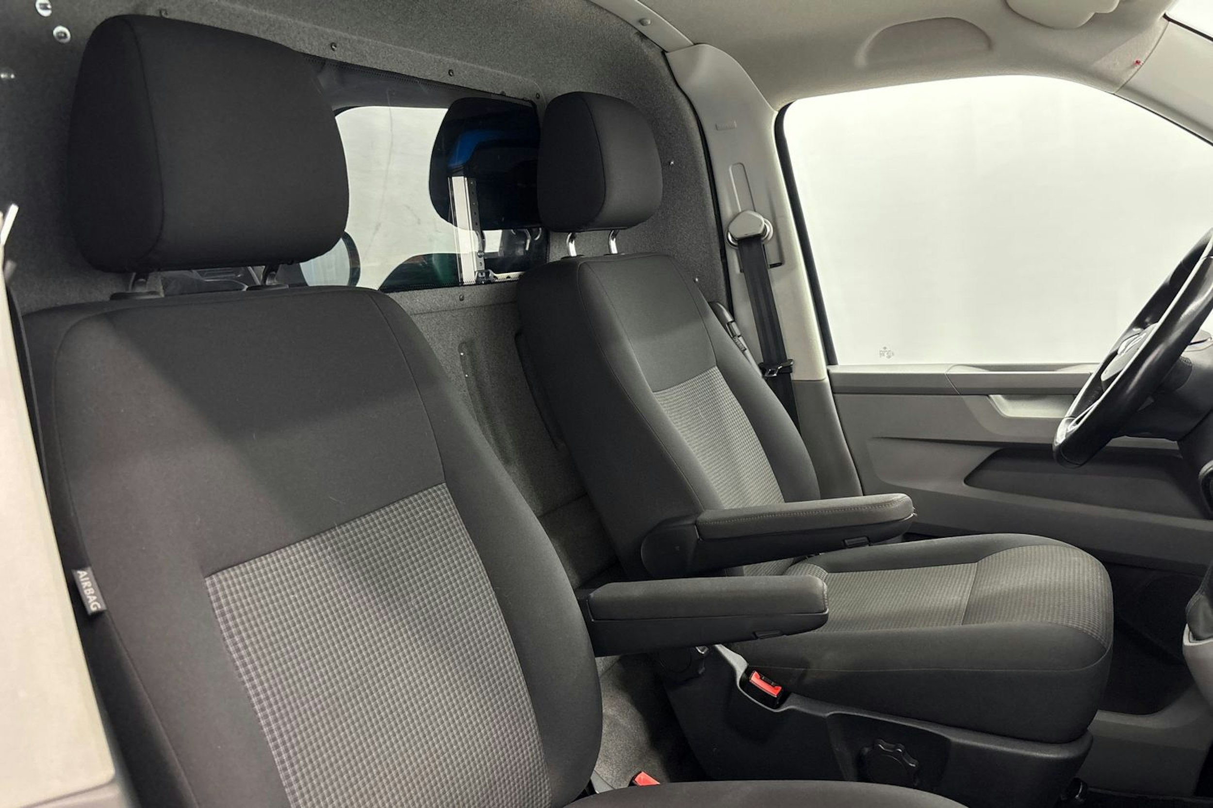 Harmaa Volkswagen Transporter 2020 kuva 13.