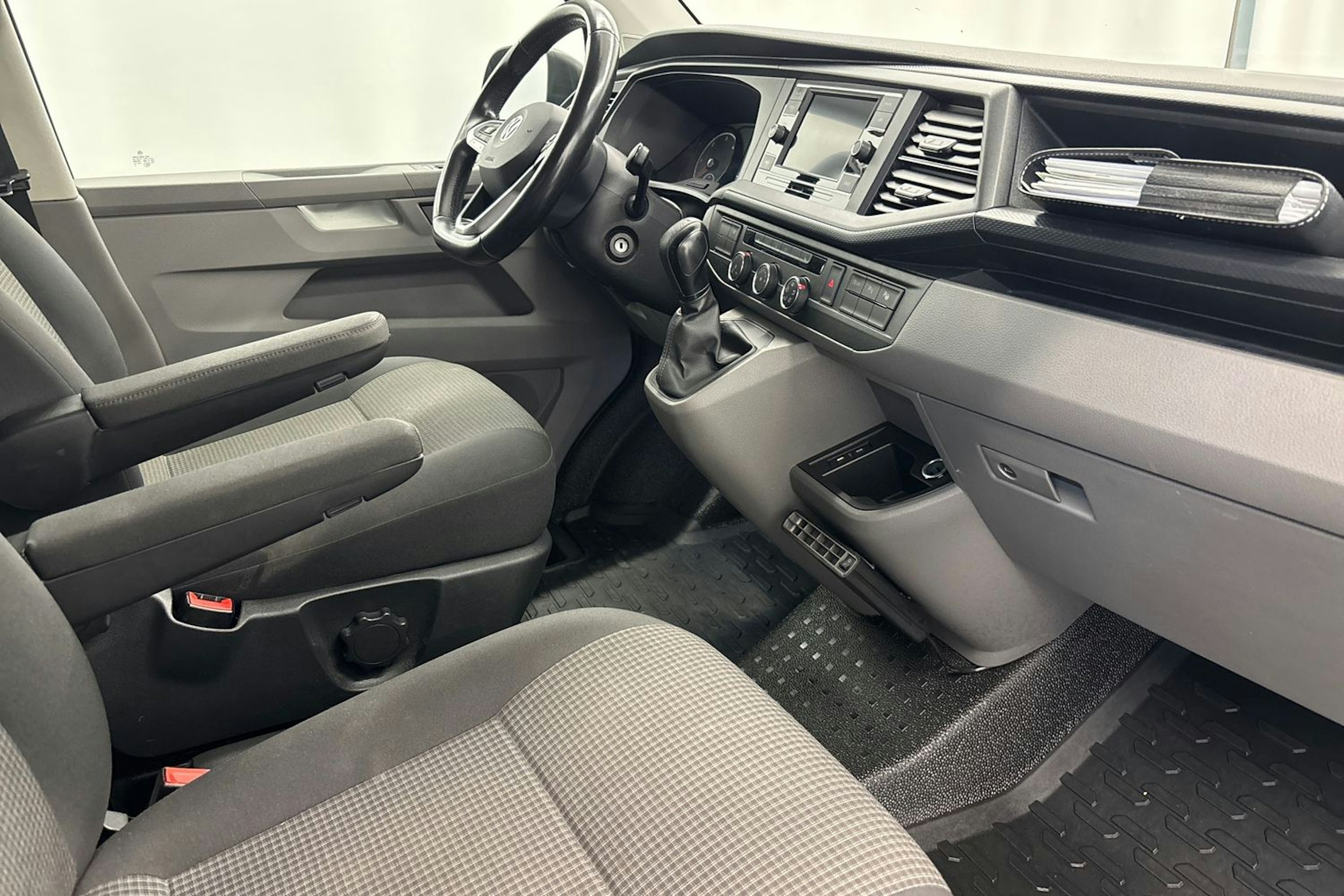 Harmaa Volkswagen Transporter 2020 kuva 14.
