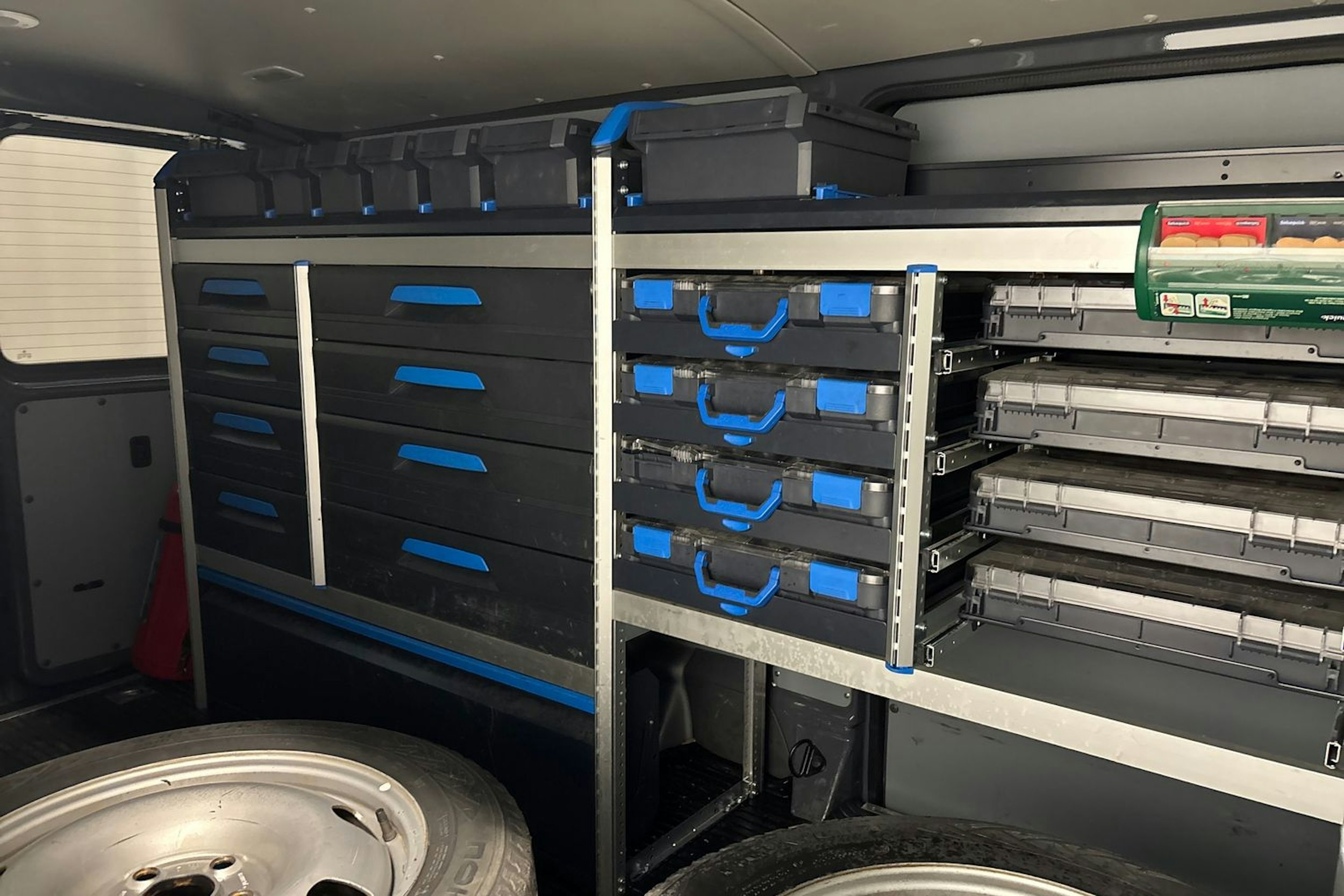 Harmaa Volkswagen Transporter 2020 kuva 27.