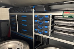 Harmaa Volkswagen Transporter 2020 kuva 27.