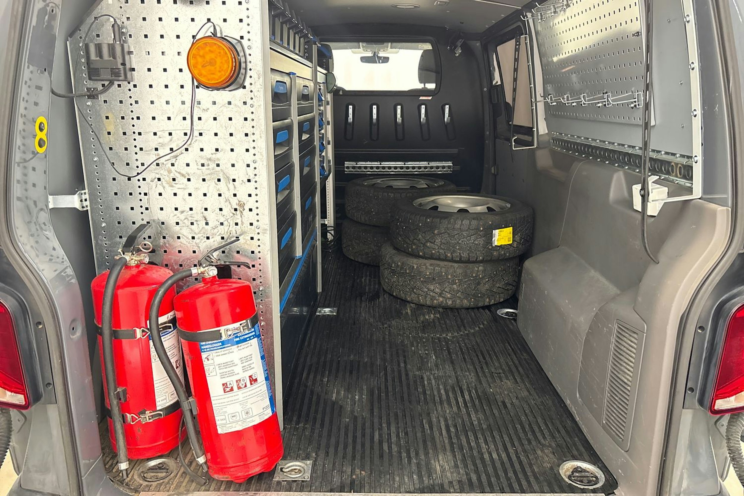 Harmaa Volkswagen Transporter 2020 kuva 28.