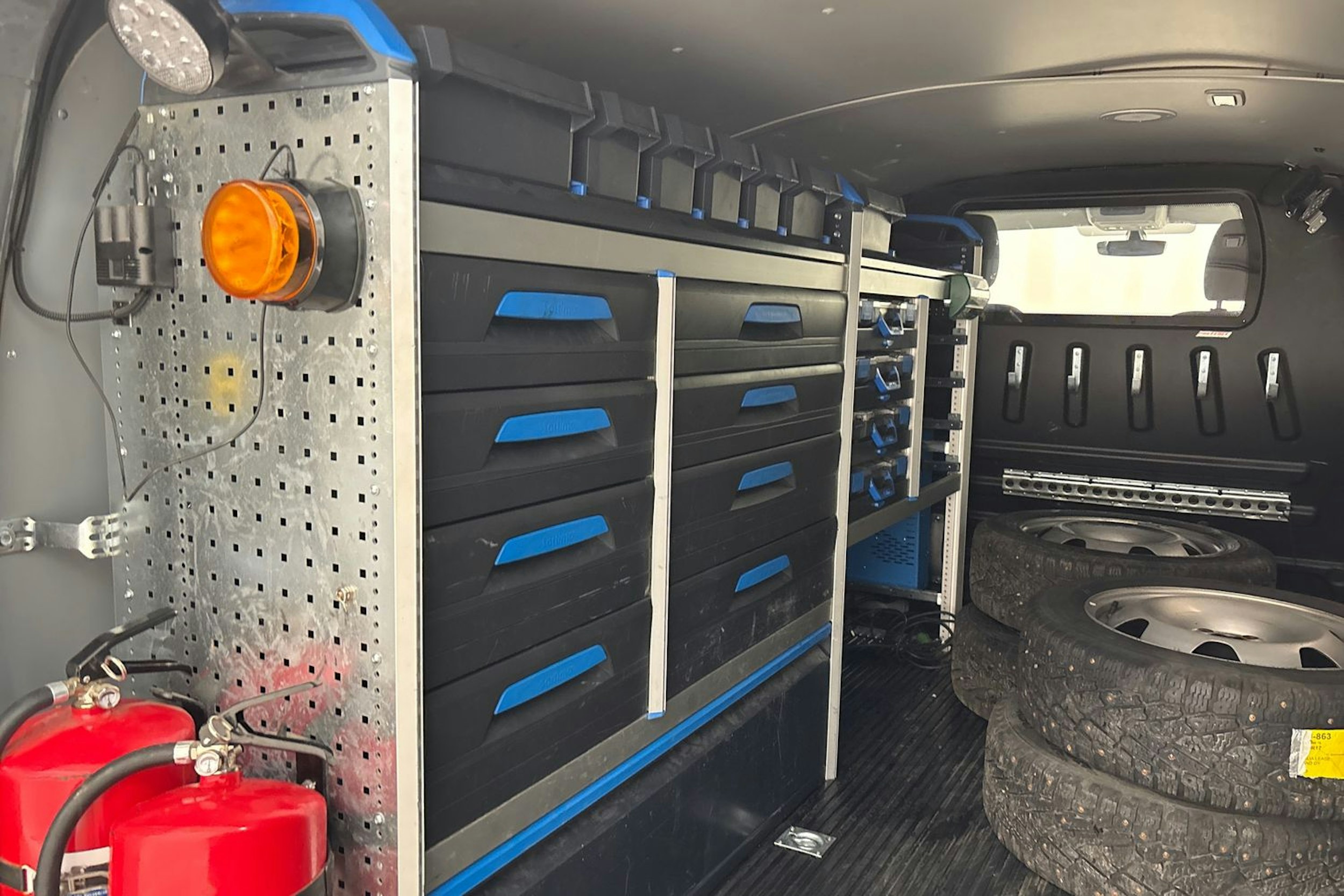 Harmaa Volkswagen Transporter 2020 kuva 29.