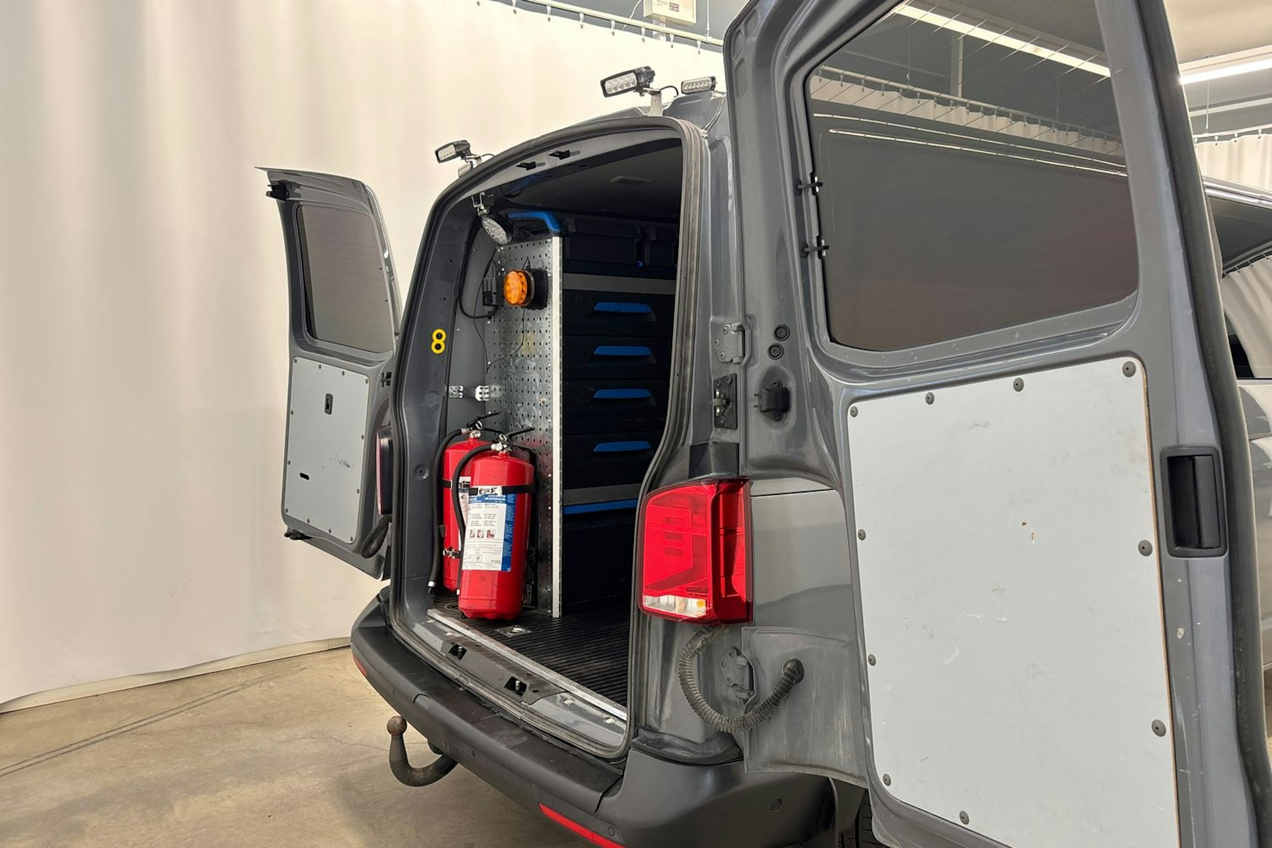 Harmaa Volkswagen Transporter 2020 kuva 30.