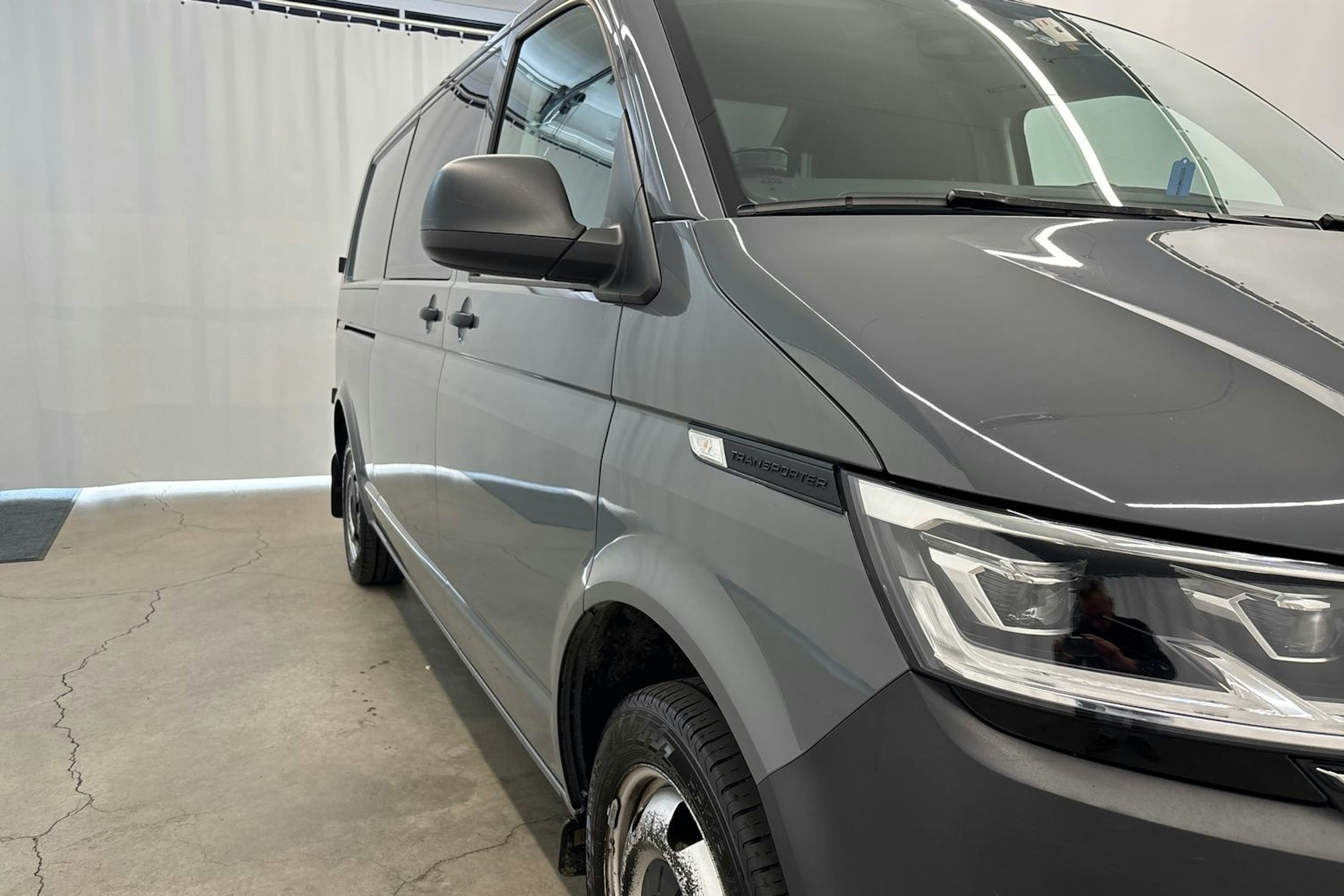 Harmaa Volkswagen Transporter 2020 kuva 31.