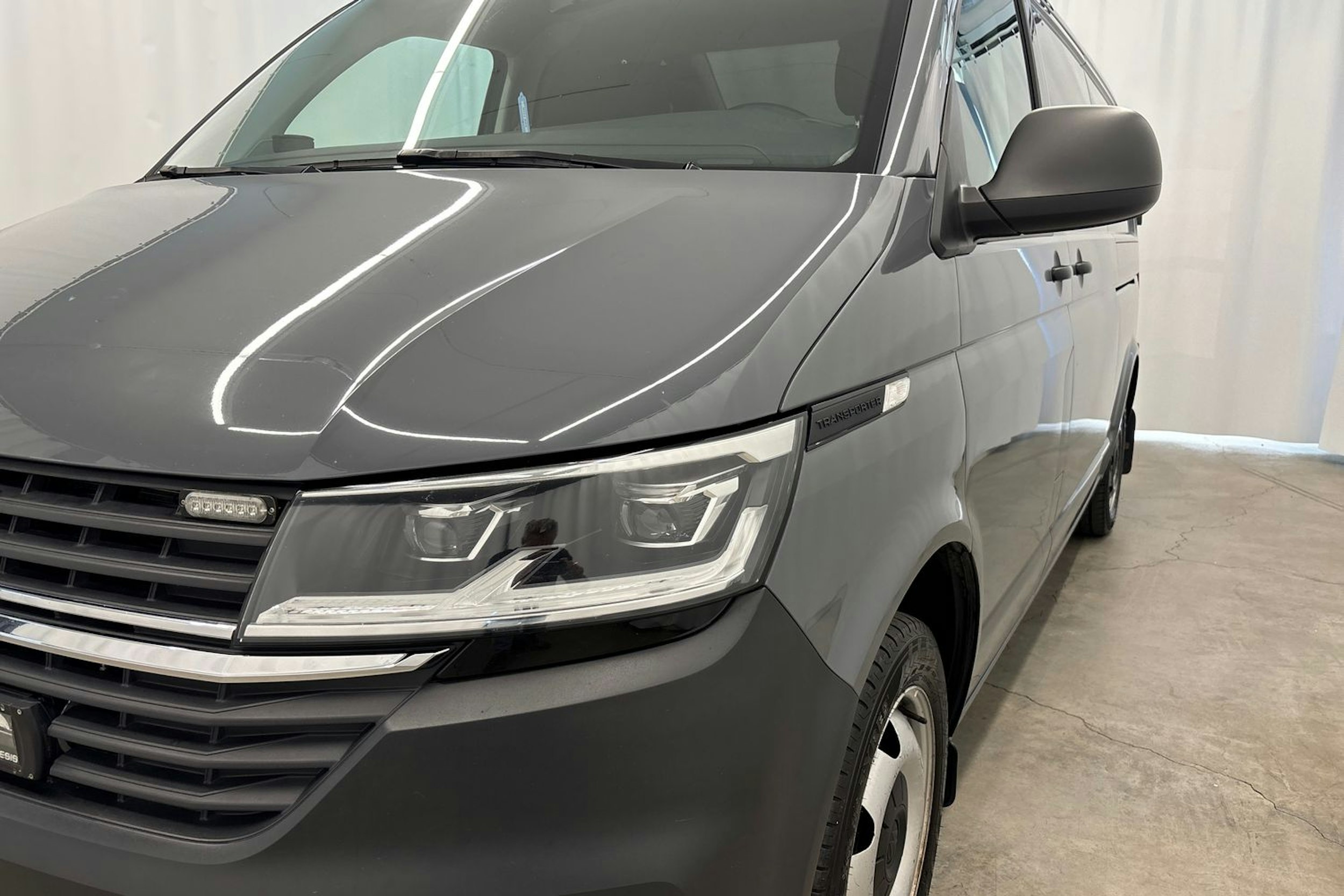 Harmaa Volkswagen Transporter 2020 kuva 32.