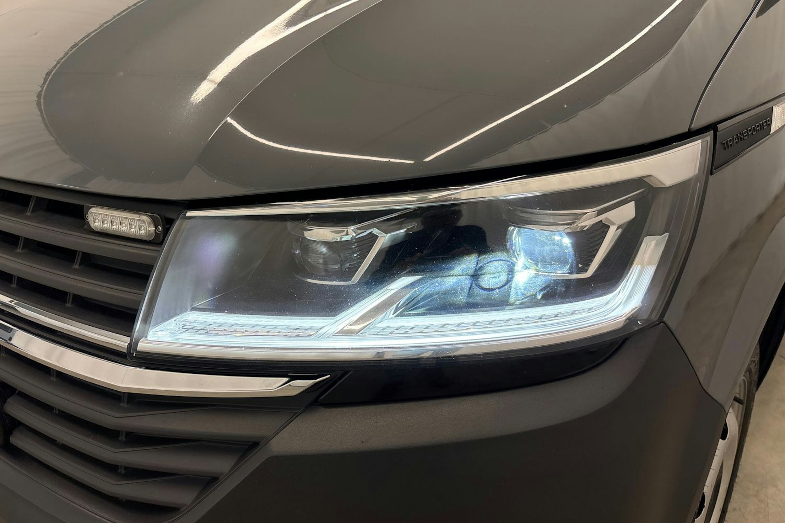 Harmaa Volkswagen Transporter 2020 kuva 34.