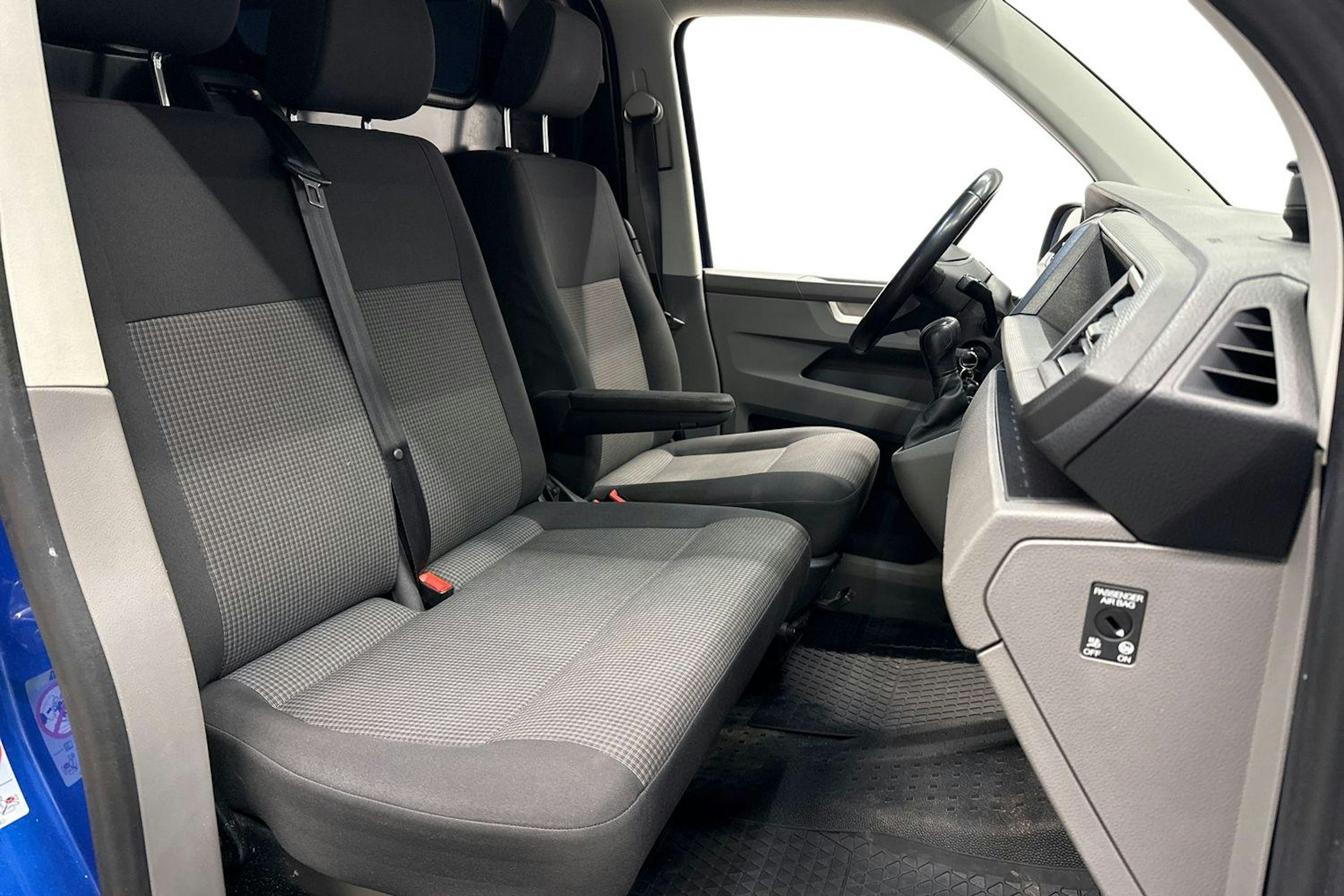 sininen Volkswagen Transporter 2020 kuva 11.